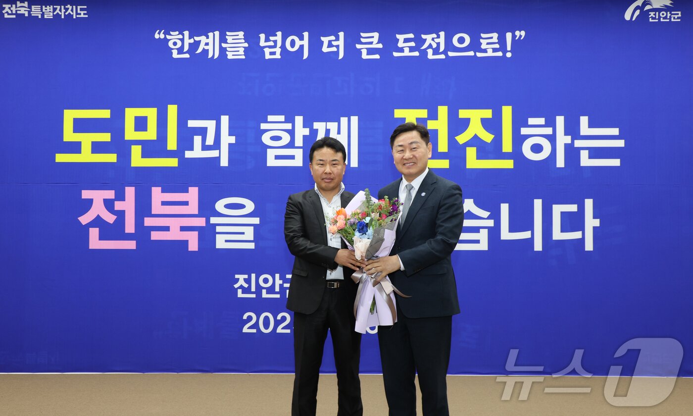 본문 이미지 - 6일 김관영 전북자치도지사(오른쪽)가 진안군을 방문한 가운데 진양우 성수주조장 대표가 꽃다발을 전달하고 있다.(진안군제공. 재판매 및 DB금지)