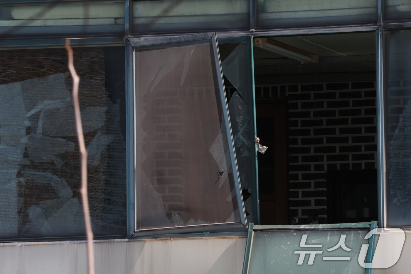 본문 이미지 - 한미 통합화력 실사격 훈련이 실시된 6일 경기 포천시 이동면 노곡리의 한 민가에 공군 공대지 폭탄이 떨어져 유리창이 깨져 있다.  2025.3.6/뉴스1 ⓒ News1 이동해 기자