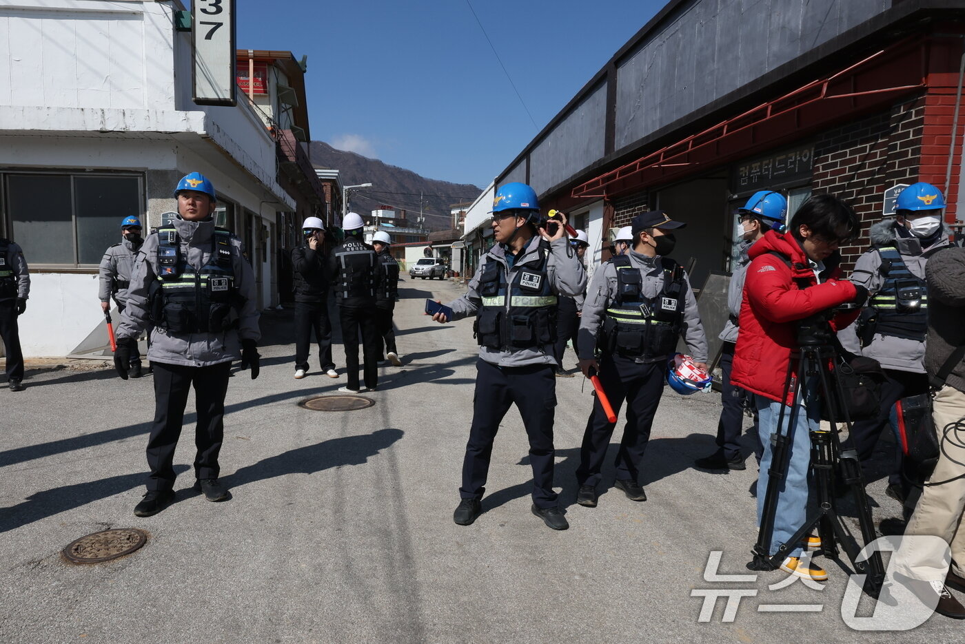 본문 이미지 - 한미 통합화력 실사격 훈련이 실시된 6일 경기 포천시 이동면 노곡리의 한 민가에 공군 공대지 폭탄이 떨어져 경찰이 현장을 통제하고 있다. 2025.3.6/뉴스1 ⓒ News1 이동해 기자