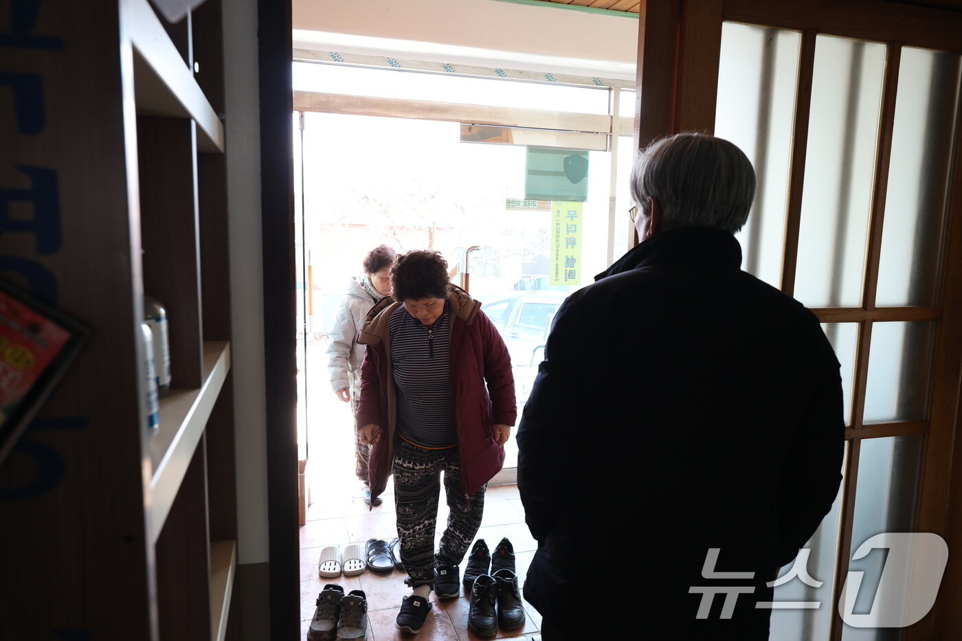 본문 이미지 - 한미 통합화력 실사격 훈련이 실시된 6일 경기 포천시 이동면 노곡리의 한 민가에 공군 공대지 폭탄이 떨어져 마을 주민들이 마을회관으로 대피하고 있다. 2025.3.6/뉴스1 ⓒ News1 이동해 기자