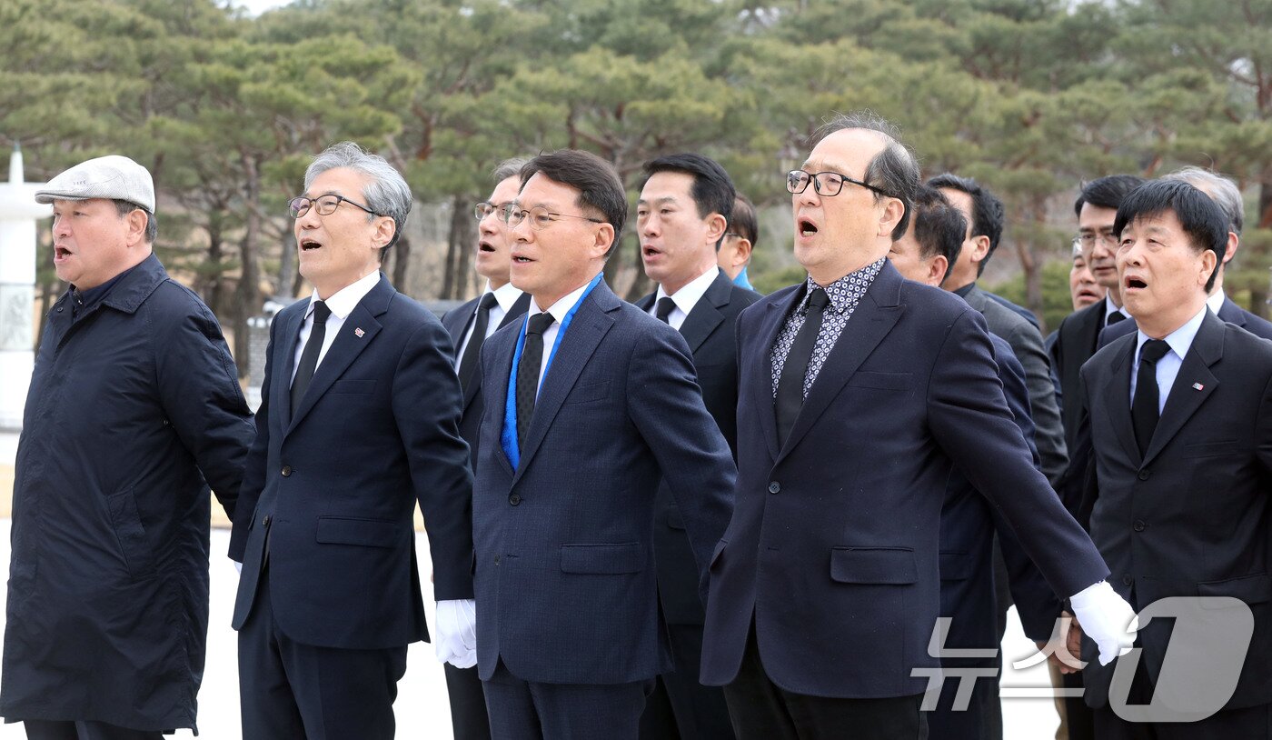 본문 이미지 - 전 육군대장이었던 황인권 더불어민주당 국방안보특별위원장을 비롯한 35명이 6일 오후 광주 북구 운정동 광주 5·18국립민주묘지에서 임을 위한 행진곡을 제창하고 있다.2025.3.6/뉴스1 ⓒ News1 박지현 기자