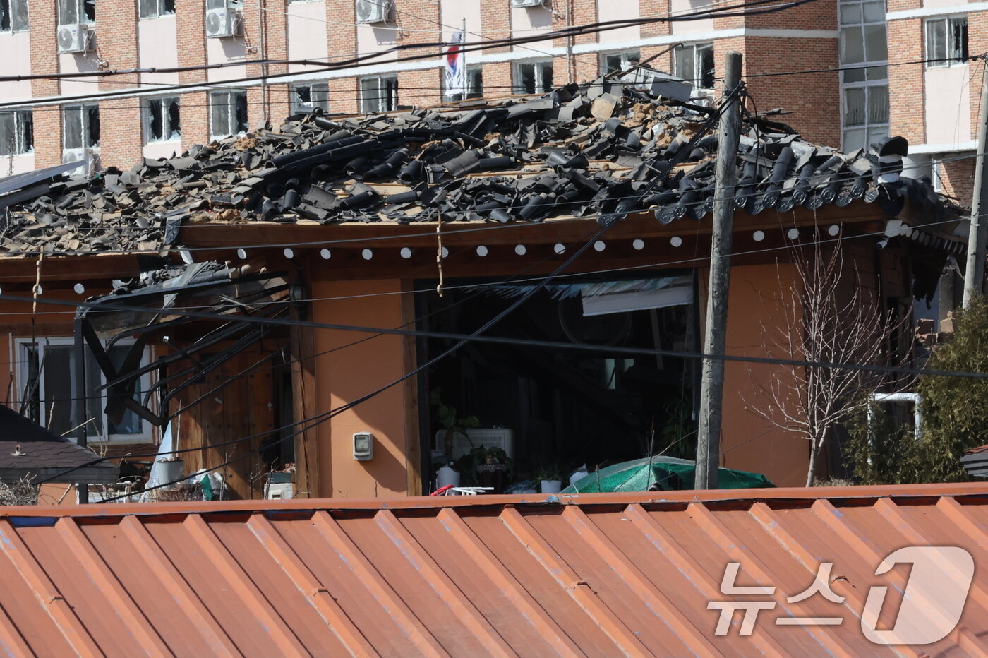 본문 이미지 - 한미 통합화력 실사격 훈련이 실시된 6일 경기 포천시 이동면 노곡리의 한 민가가 공군 공대지 폭탄이 떨어져 파손 됐다. 2025.3.6/뉴스1 ⓒ News1 이동해 기자