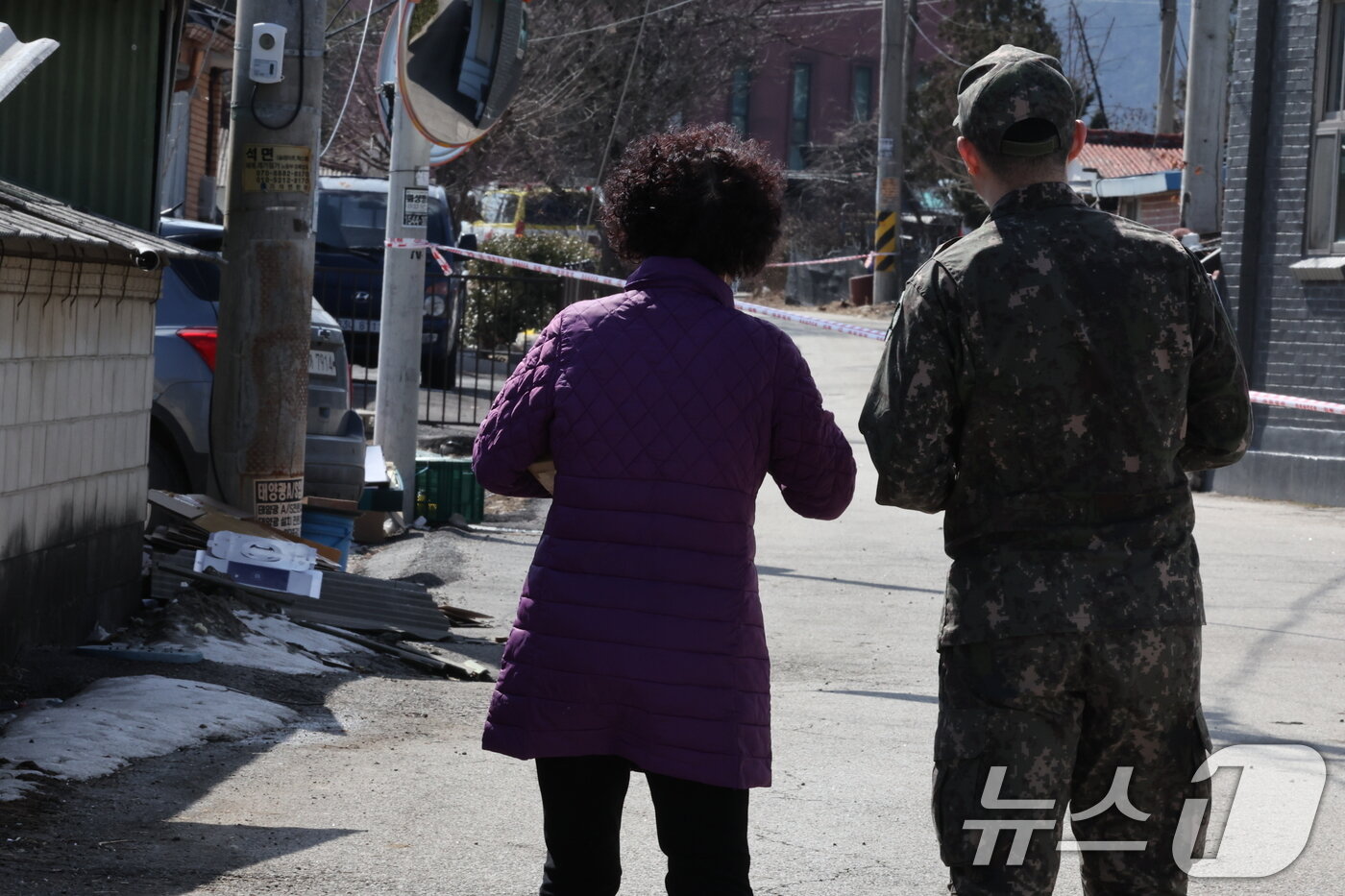 본문 이미지 - 한미 통합화력 실사격 훈련이 실시된 6일 경기 포천시 이동면 노곡리의 한 민가에 공군 공대지 폭탄이 떨어져 한 주민이 대피하고 있다.  2025.3.6/뉴스1 ⓒ News1 이동해 기자