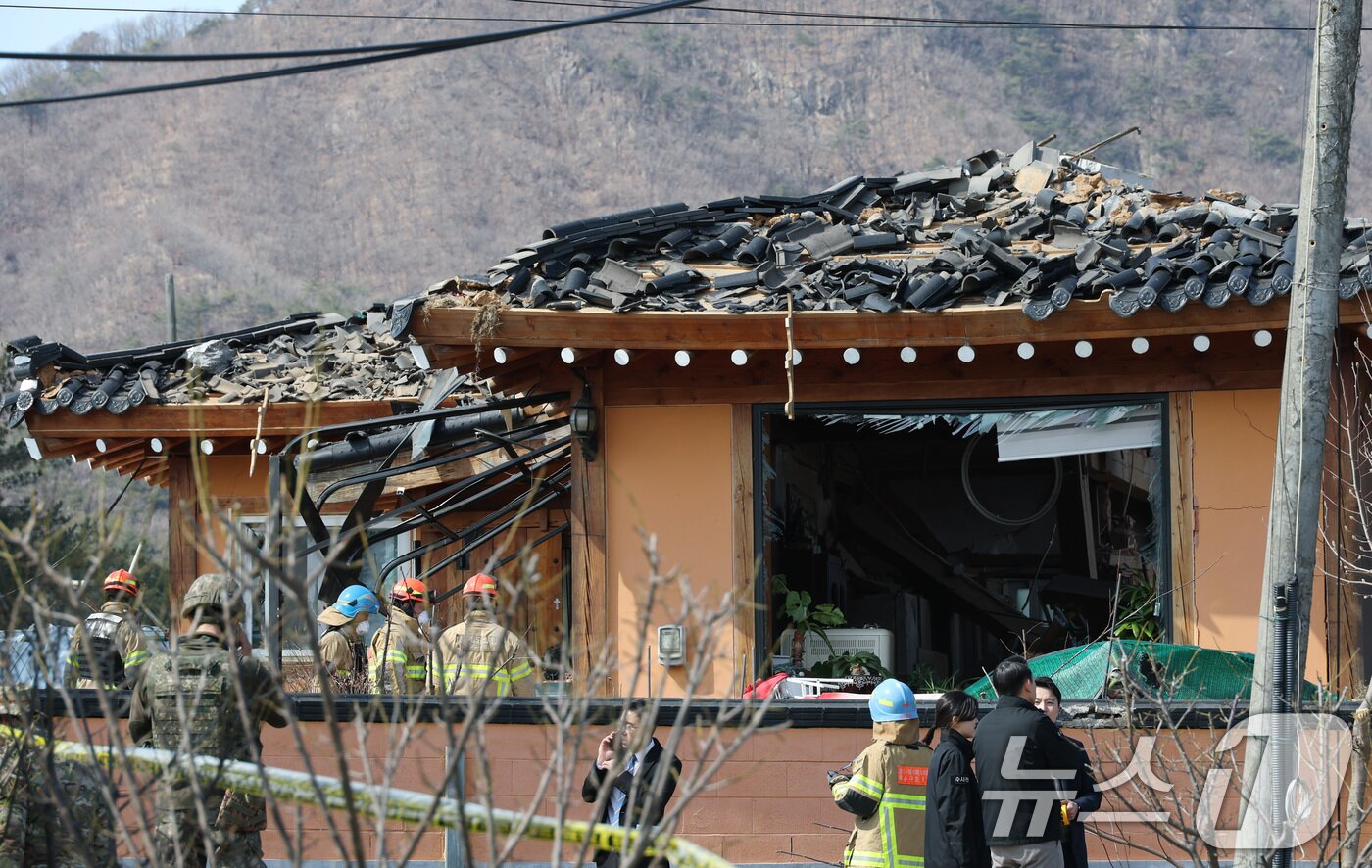 본문 이미지 - 6일 경기 포천시 승진훈련장에서 열린 한미연합훈련 중 포탄이 민가에 떨어져 인명 피해가 발생한 가운데 사고가 발생한 마을 일대가 통제되고 있다. 2025.3.6/뉴스1 ⓒ News1 사진공동취재단