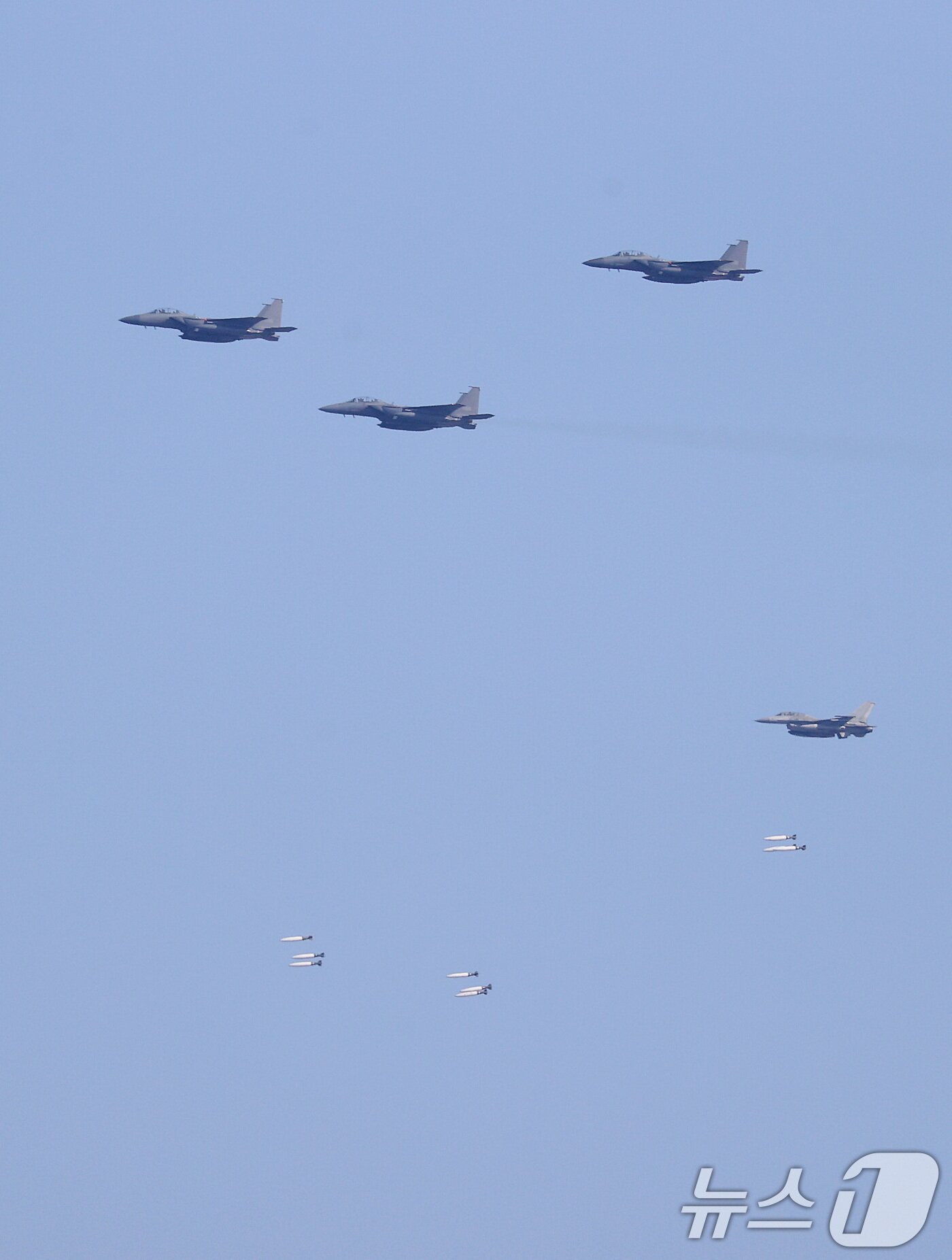 본문 이미지 - 6일 오전 경기 포천시 승진훈련장에서 열린 '2025년 전반기 한미연합 수도기계화보병사단(수기사) 통합화력 실사격 훈련'에서 KF-16이 공대지폭탄을 투하하고 있다. 2025.3.6/뉴스1 ⓒ News1 사진공동취재단