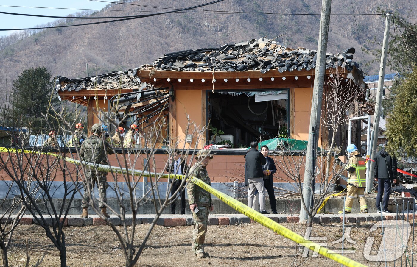본문 이미지 - 6일 경기 포천시 승진훈련장에서 열린 한미연합훈련 중 포탄이 민가에 떨어져 인명 피해가 발생한 가운데 사고가 발생한 마을 일대가 통제되고 있다. 2025.3.6/뉴스1 ⓒ News1 사진공동취재단
