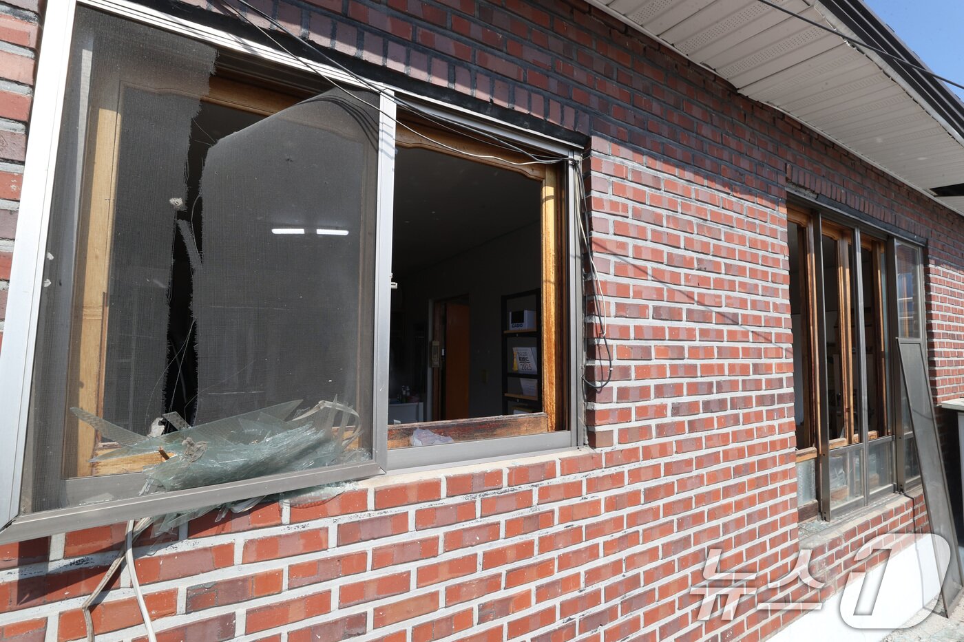 본문 이미지 - 6일 경기 포천시 승진훈련장에서 열린 한미연합훈련 중 포탄이 민가에 떨어져 인명 피해가 발생한 가운데 사고를 입은 한 민가에 유리창 깨져 있다. 2025.3.6/뉴스1 ⓒ News1 사진공동취재단