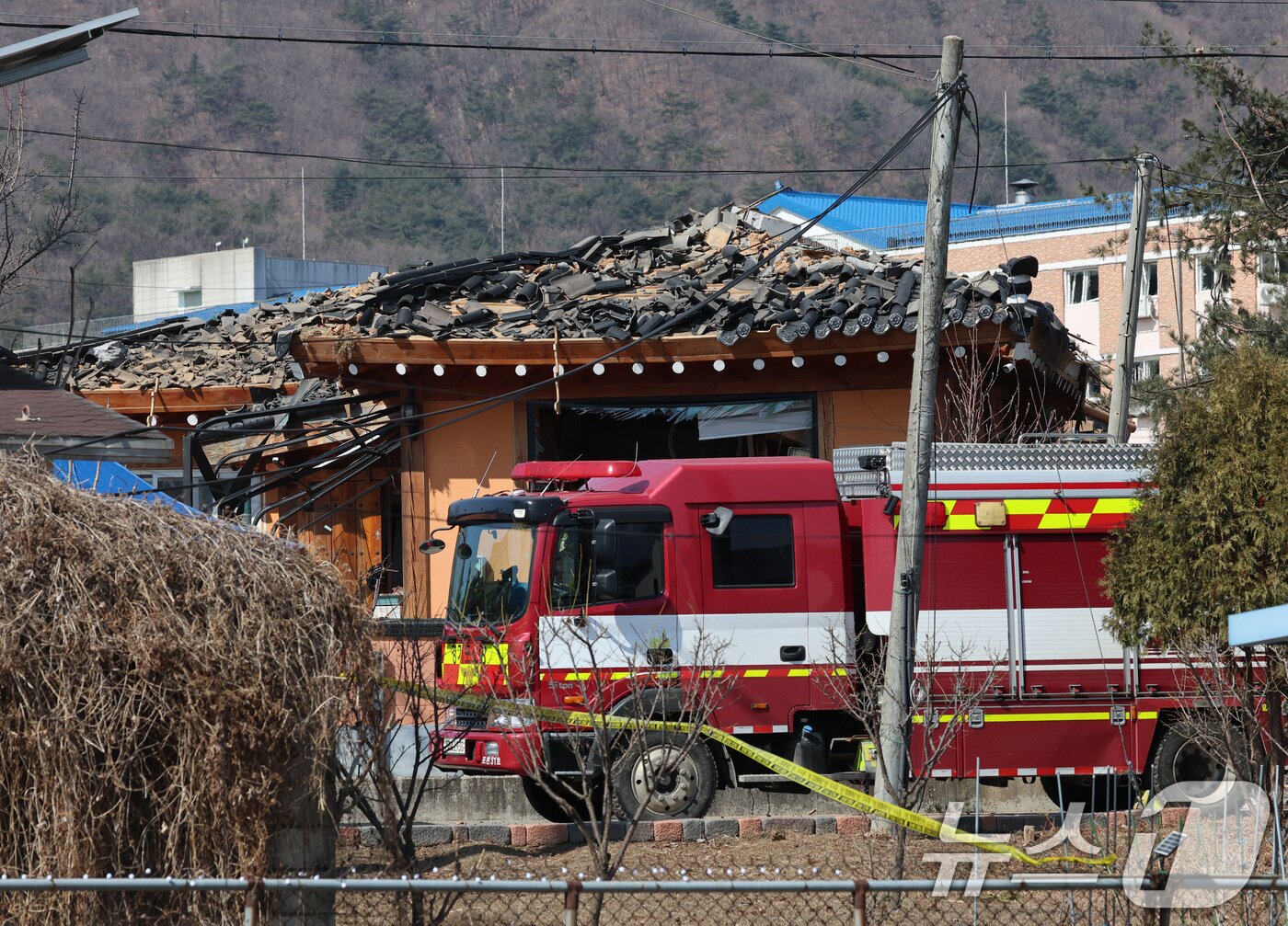 본문 이미지 - 경기 포천시 이동면 노곡리에서 민가에 포탄이 떨어진 6일 오후 마을 일대가 통제되고 있다. 2025.3.6/뉴스1 ⓒ News1 사진공동취재단