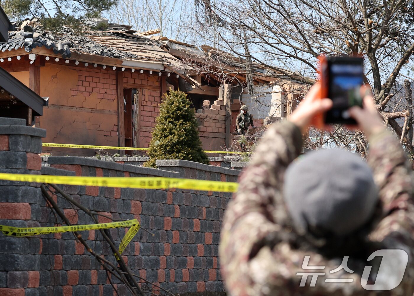 본문 이미지 - 경기 포천시 이동면 노곡리에서 민가에 포탄이 떨어진 6일 오후 마을 일대가 통제되고 있다. 2025.3.6/뉴스1 ⓒ News1 사진공동취재단