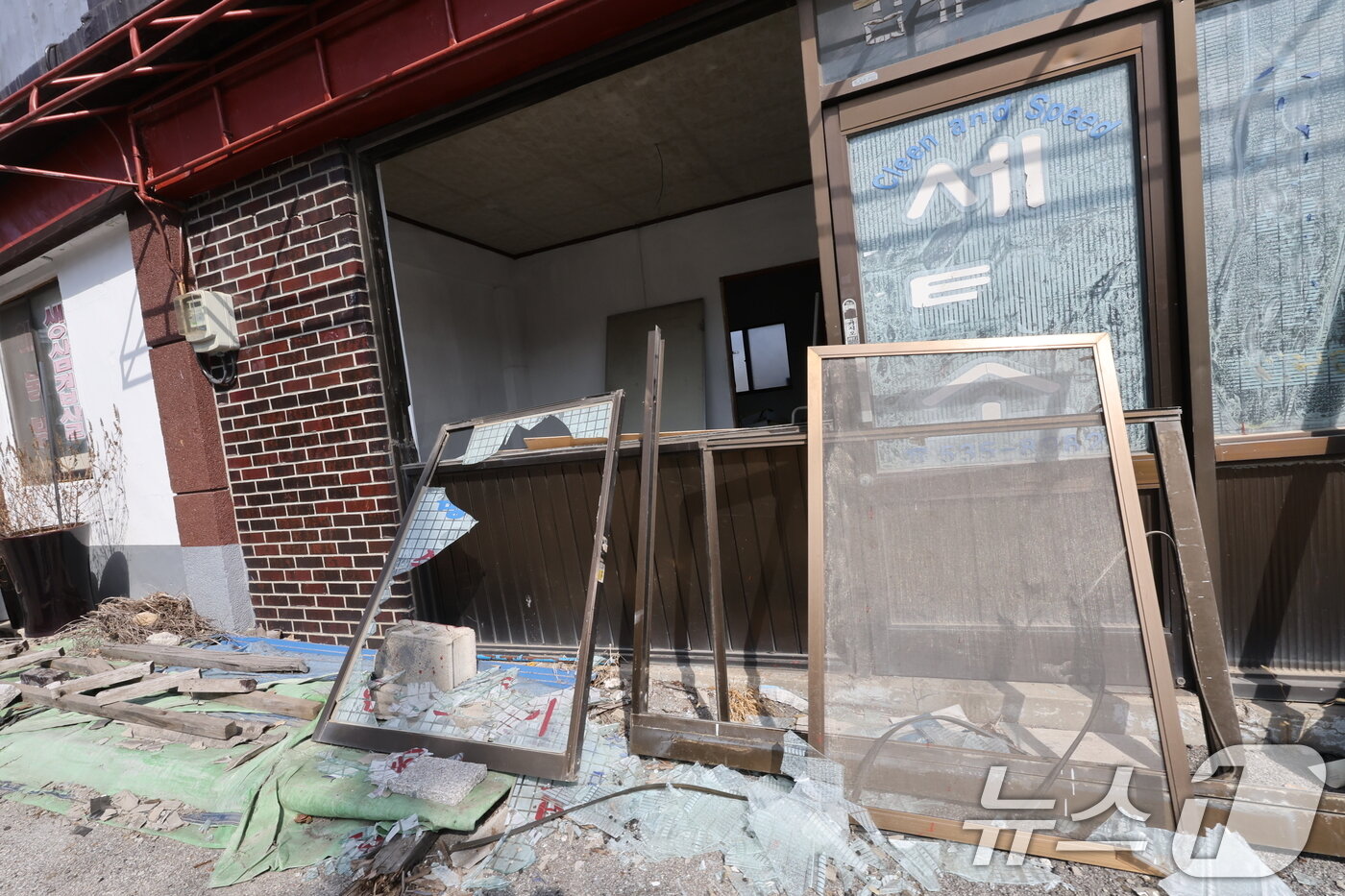 본문 이미지 - 한미 통합화력 실사격 훈련이 실시된 6일 경기 포천시 이동면 노곡리의 한 민가에 공군 공대지 폭탄이 떨어져 파손돼 있다.2025.03.06ⓒ News1 이동해 기자