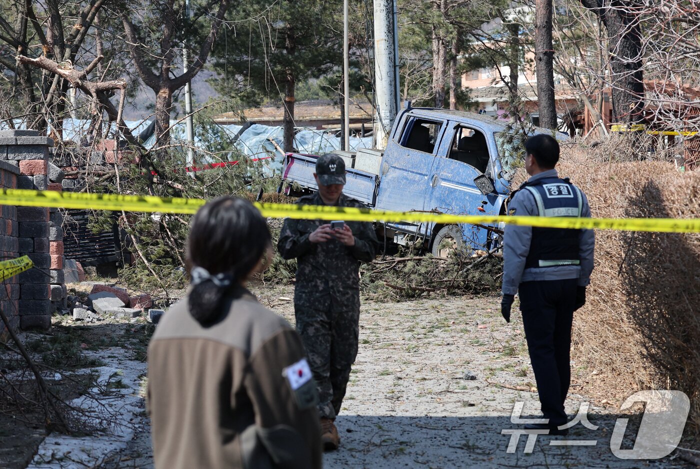 본문 이미지 - 경기 포천시 이동면 노곡리에서 민가에 포탄이 떨어진 6일 오후 마을 일대가 통제되고 있다. 2025.3.6/뉴스1 ⓒ News1 사진공동취재단