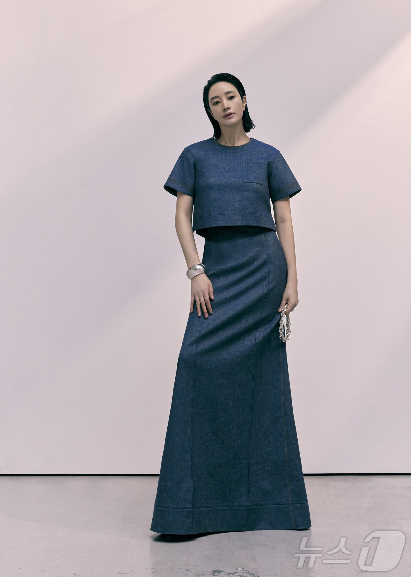 본문 이미지 - 글로벌세아 그룹 계열사인 존스가 배우 김혜수와 함께한 스프링25 캠페인을 공개했다. (글로벌세아 그룹 제공)