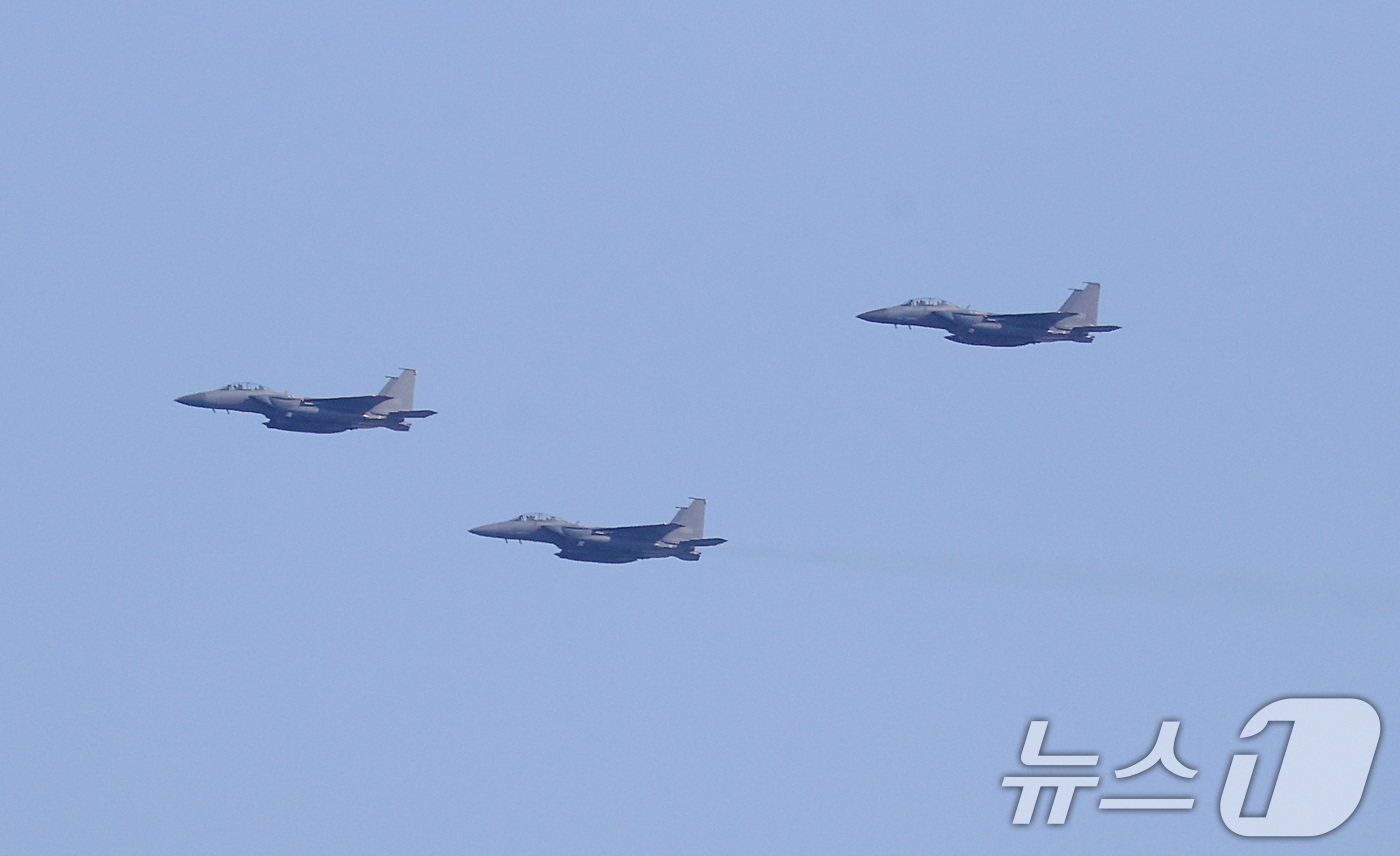 (포천=뉴스1) 사진공동취재단 = 6일 오전 경기 포천시 승진훈련장에서 열린 '2025년 전반기 한미연합 수도기계화보병사단(수기사) 통합화력 실사격 훈련'에서 F-15K가 공대지폭 …