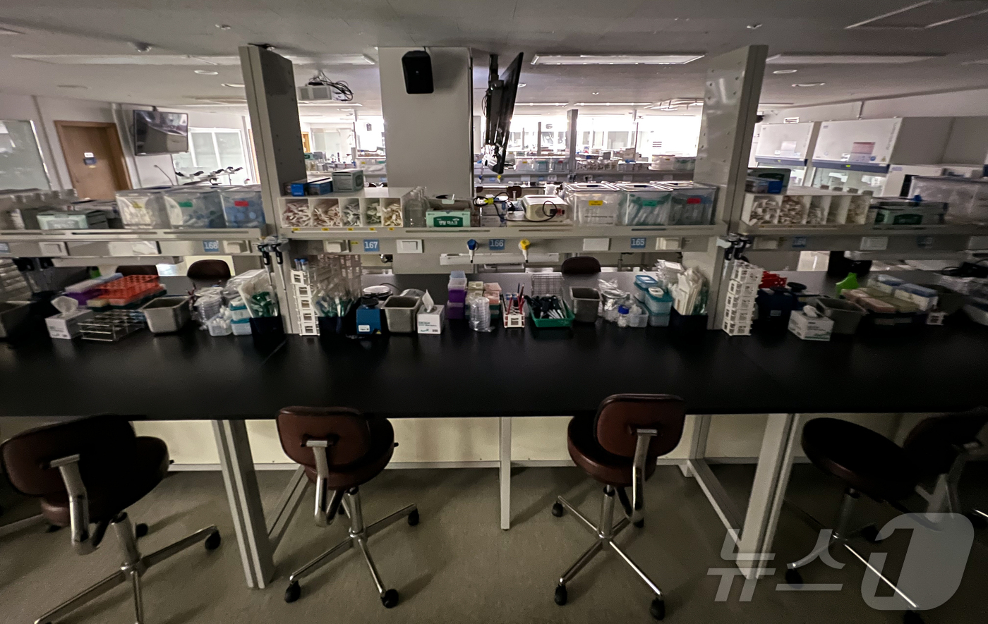 (서울=뉴스1) 김도우 기자 = 교육부와 의대 총장·학장들이 7일 2026학년도 의대 모집인원을 증원 전 수준인 2024학년도 정원(3058명)으로 동결하는 방안을 공동 선언하기 …