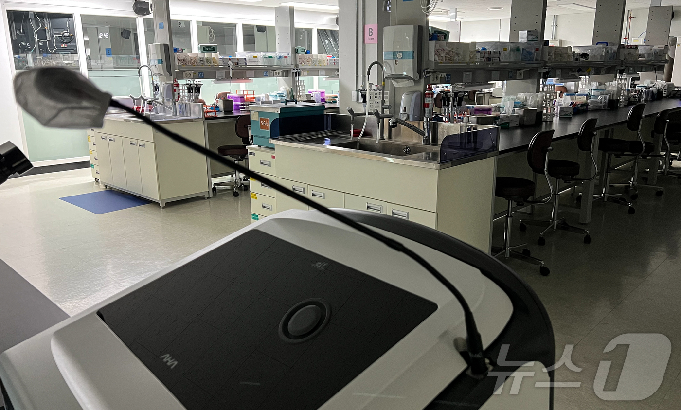 (서울=뉴스1) 김도우 기자 = 교육부와 의대 총장·학장들이 7일 2026학년도 의대 모집인원을 증원 전 수준인 2024학년도 정원(3058명)으로 동결하는 방안을 공동 선언하기 …