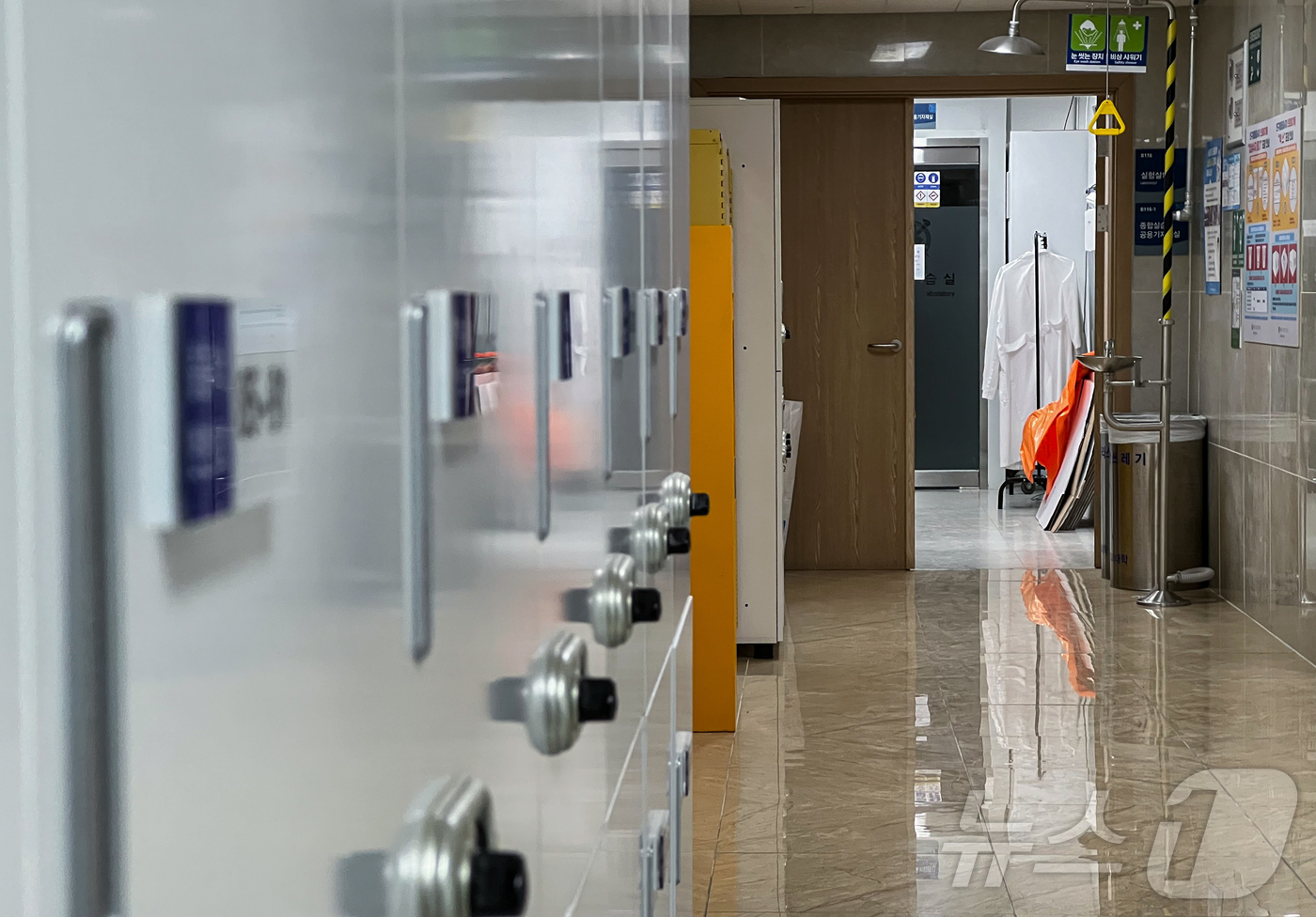 (서울=뉴스1) 김도우 기자 = 교육부와 의대 총장·학장들이 7일 2026학년도 의대 모집인원을 증원 전 수준인 2024학년도 정원(3058명)으로 동결하는 방안을 공동 선언하기 …