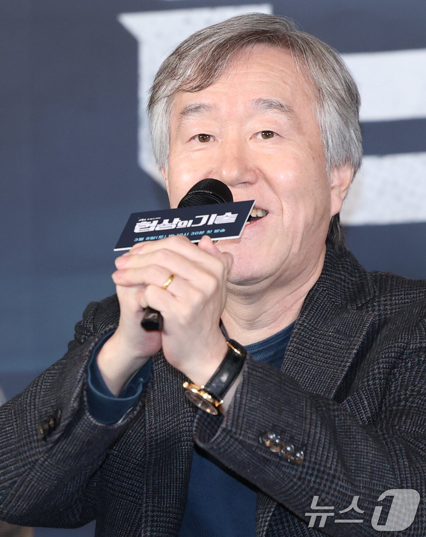 본문 이미지 - 안판석 감독이 6일 서울 구로구 라마다서울 신도림 호텔에서 열린 JTBC 새 토일드라마 ‘협상의 기술’ 제작발표회에 참석해 인사말을 하고 있다. ‘협상의 기술’은 전설의 협상가로 불리는 대기업의 M&A 전문가와 그 팀의 활약상을 그리는 드라마다. 2025.3.6/뉴스1 ⓒ News1 권현진 기자