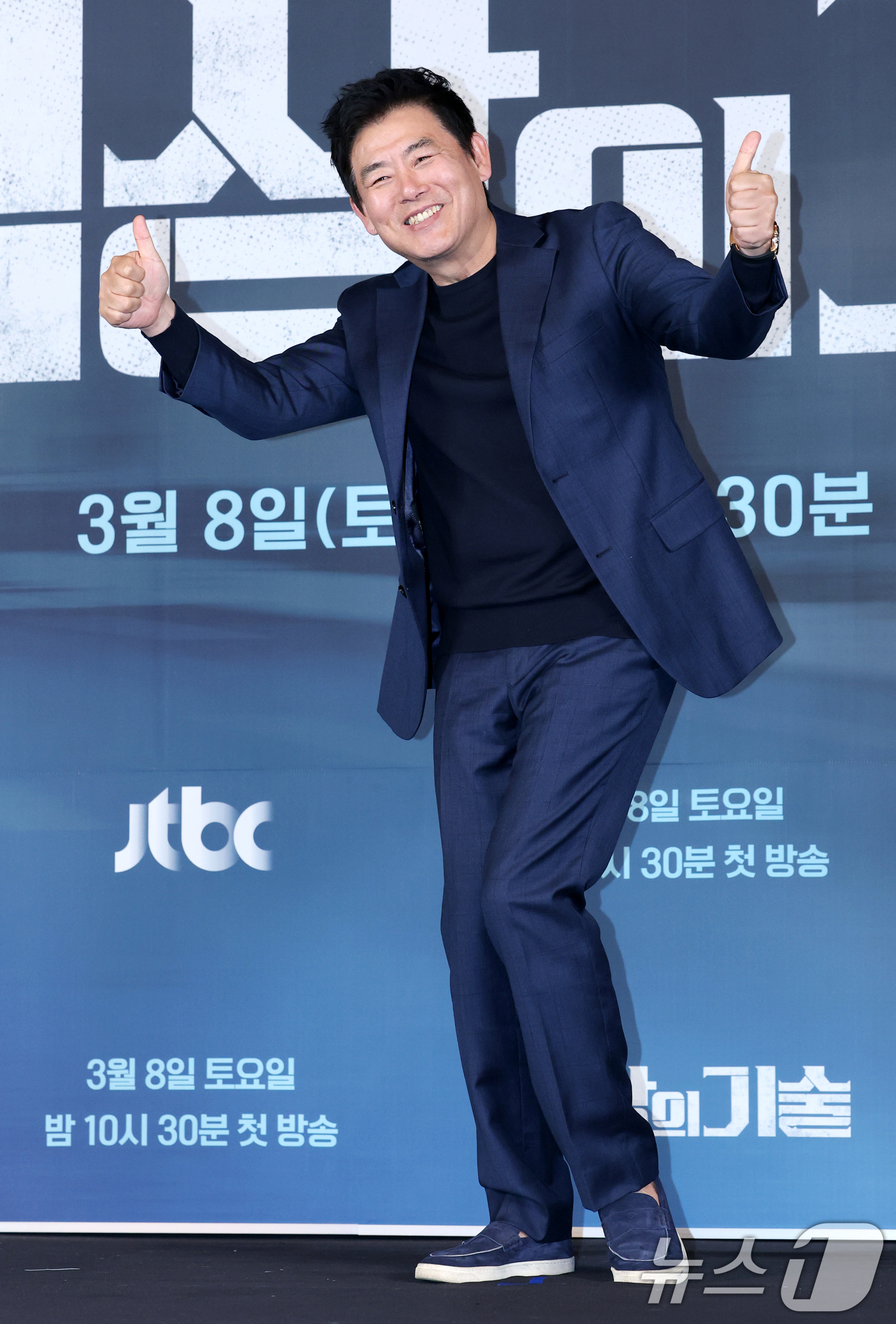 (서울=뉴스1) 권현진 기자 = 배우 성동일이 6일 서울 구로구 라마다서울 신도림 호텔에서 열린 JTBC 새 토일드라마 ‘협상의 기술’ 제작발표회에 참석해 포즈를 취하고 있다.‘협 …