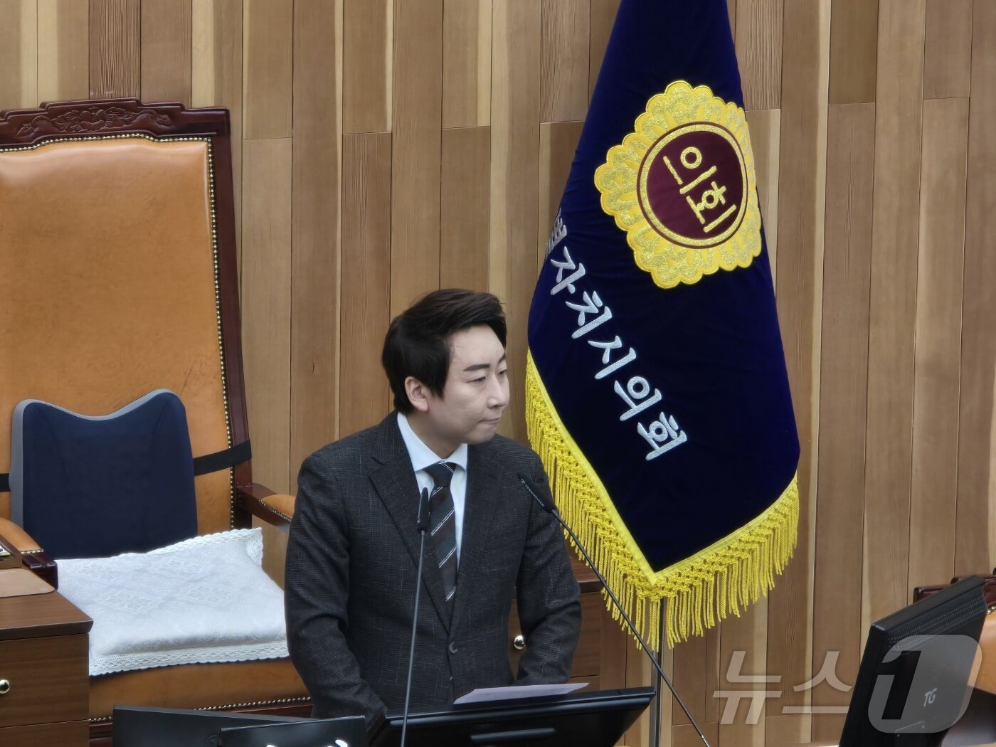 본문 이미지 -  6일 오전 임시회장을 떠나는 최민호 시장을 바라보는 임채성 세종시의회의장.  ⓒ News1 장동열 기자