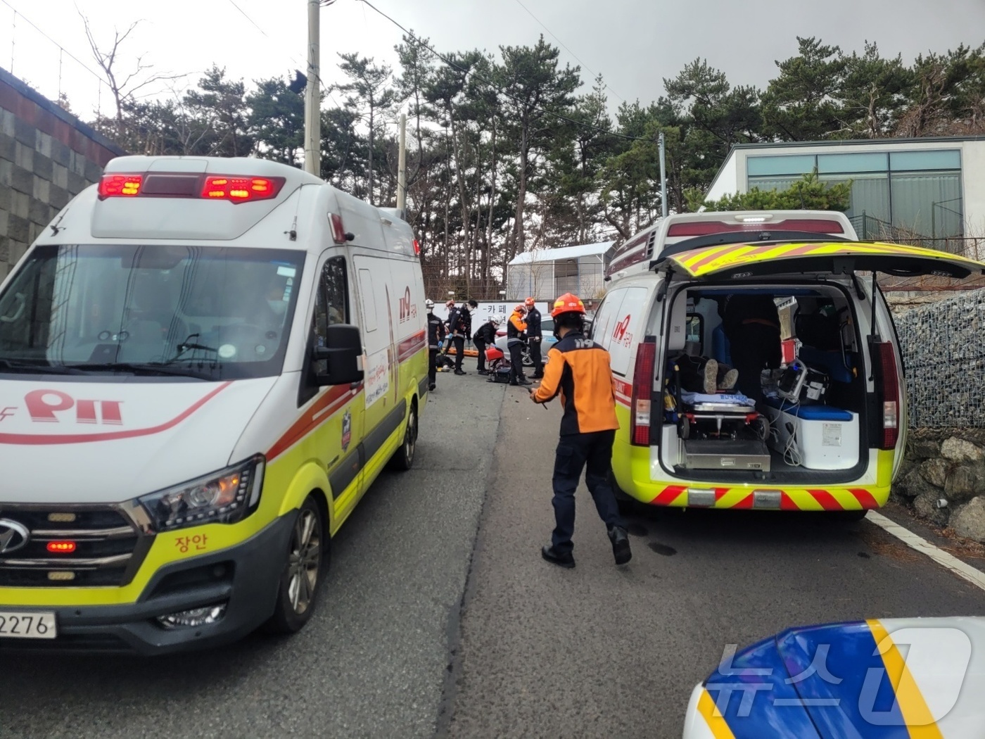 (울산=뉴스1) 김지혜 기자 = 6일 울산 울주 서생면 진하리 한 도로에서 택시가 숙박업소 담벼락을 들이받은 사고가 발생했다.사진은 사고 현장 수습하는 소방대원의 모습. (울산소방 …