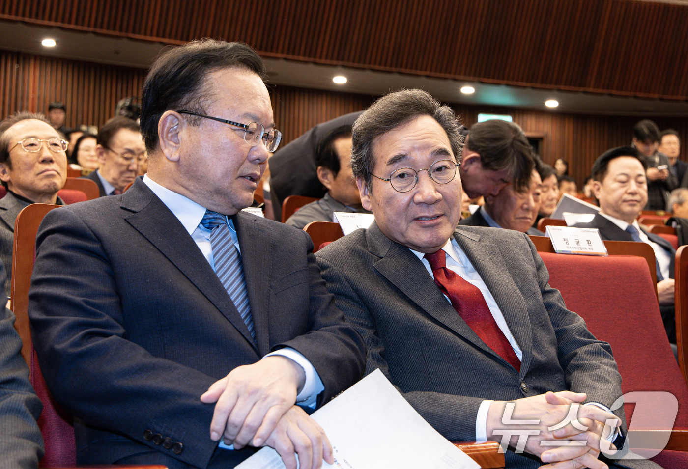 (서울=뉴스1) 이재명 기자 = 김부겸(왼쪽), 이낙연 전 국무총리가 6일 오후 서울 여의도 국회 도서관 강당에서 열린 분권형 권력구조 개헌 대토론회에서 만나 대화를 하고 있다. …