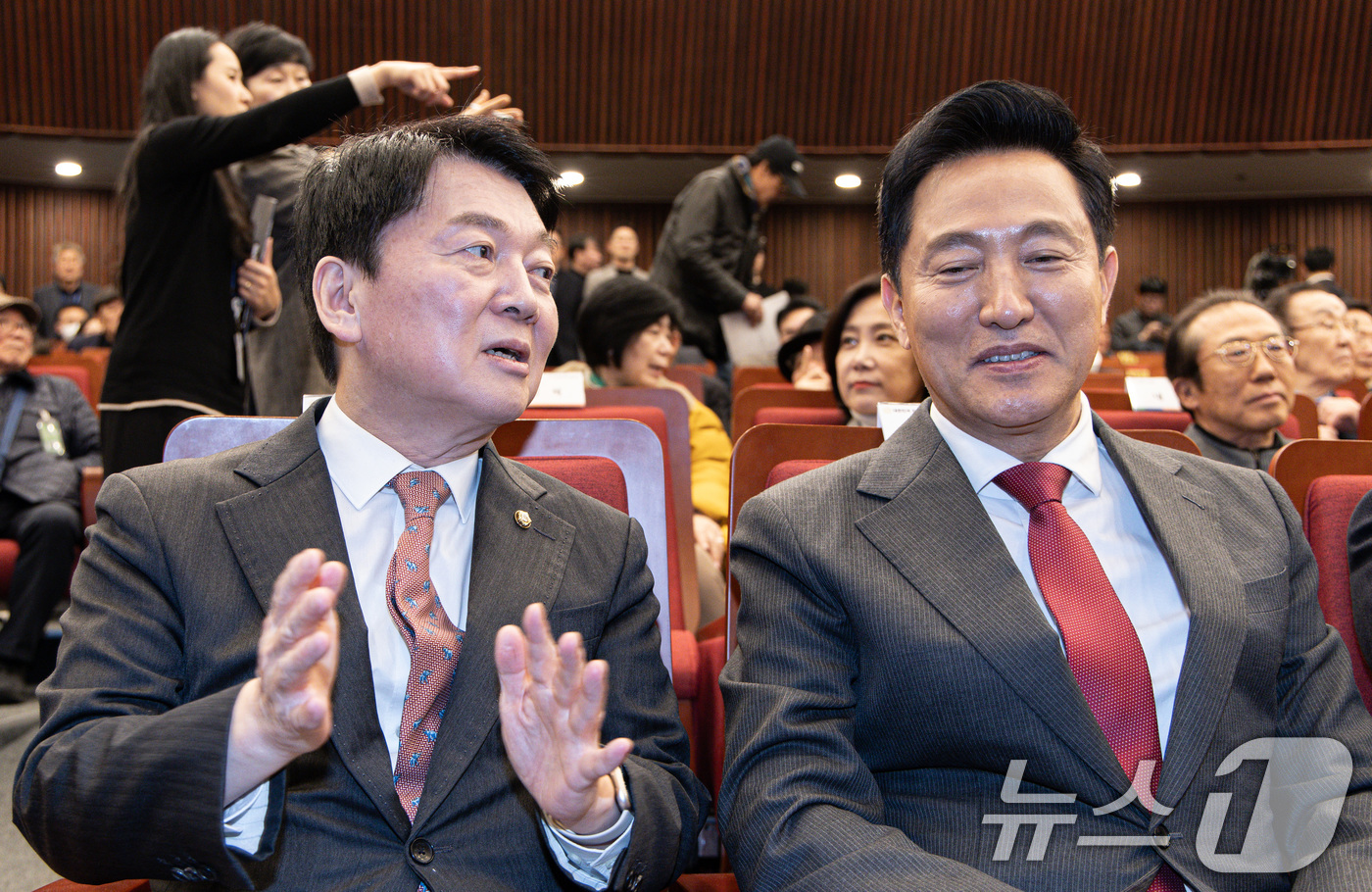 (서울=뉴스1) 이재명 기자 = 안철수 국민의힘 의원과 오세훈 서울시장이 6일 오후 서울 여의도 국회 도서관 강당에서 열린 분권형 권력구조 개헌 대토론회에서 대화를 하고 있다. 2 …