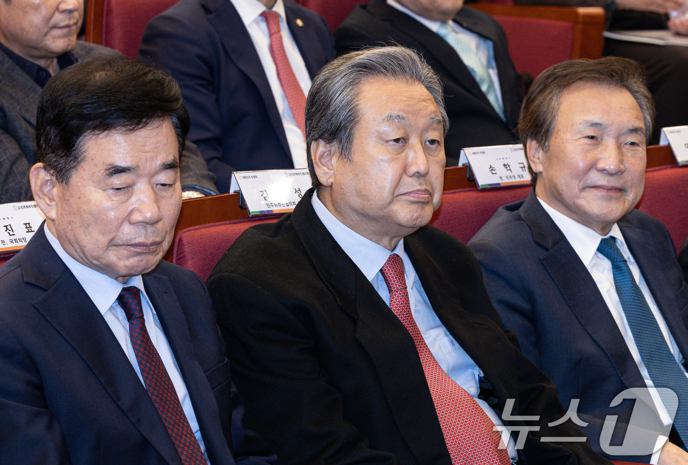 (서울=뉴스1) 이재명 기자 = 김진표 전 국회의장(왼쪽부터)과 김무성, 손학규 전 의원이 6일 오후 서울 여의도 국회 도서관 강당에서 열린 분권형 권력구조 개헌 대토론회에 참석해 …