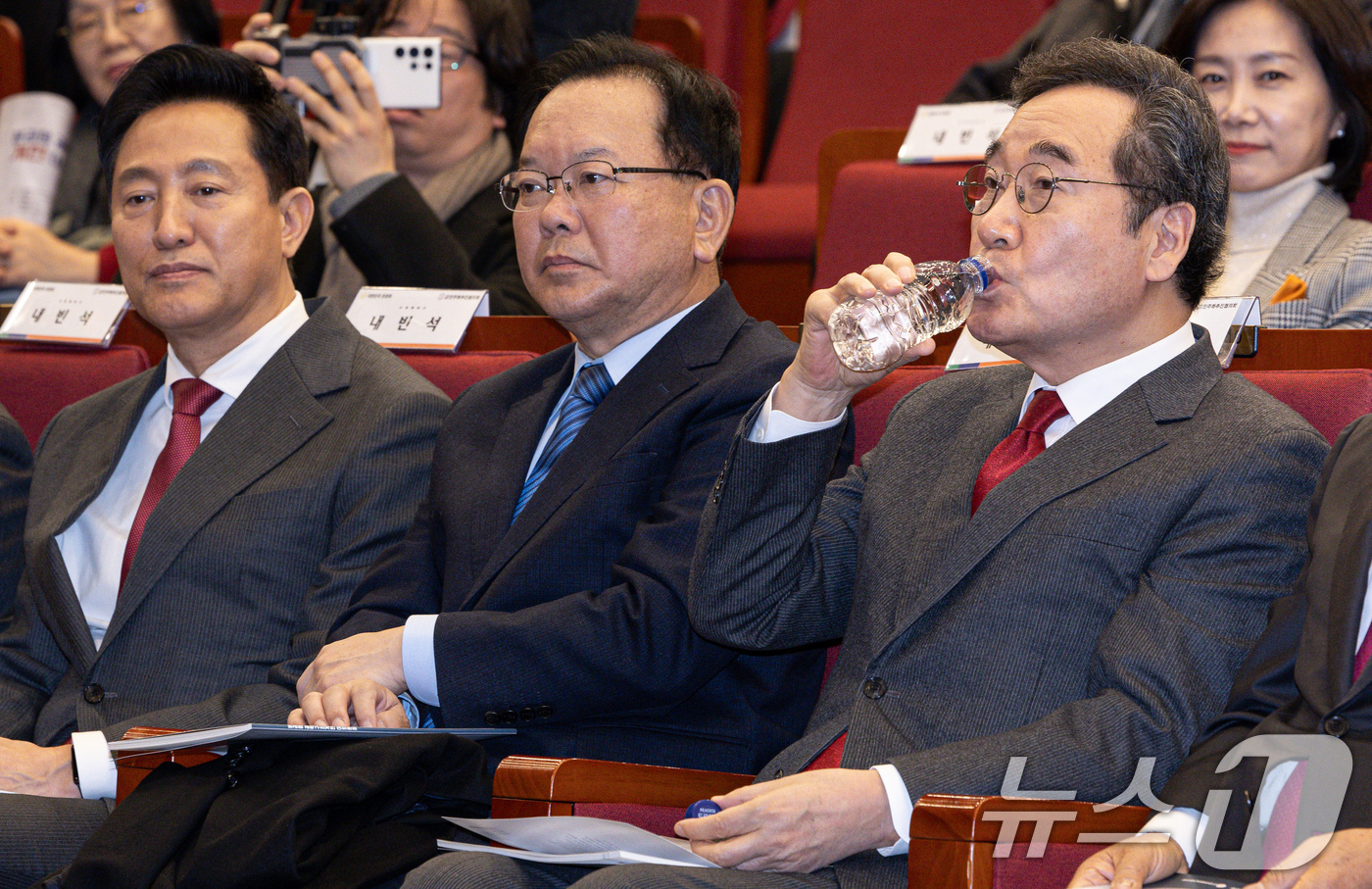 (서울=뉴스1) 이재명 기자 = 이낙연 전 국무총리가 6일 오후 서울 여의도 국회 도서관 강당에서 열린 분권형 권력구조 개헌 대토론회에서 물을 마시고 있다. 2025.3.6/뉴스1 …