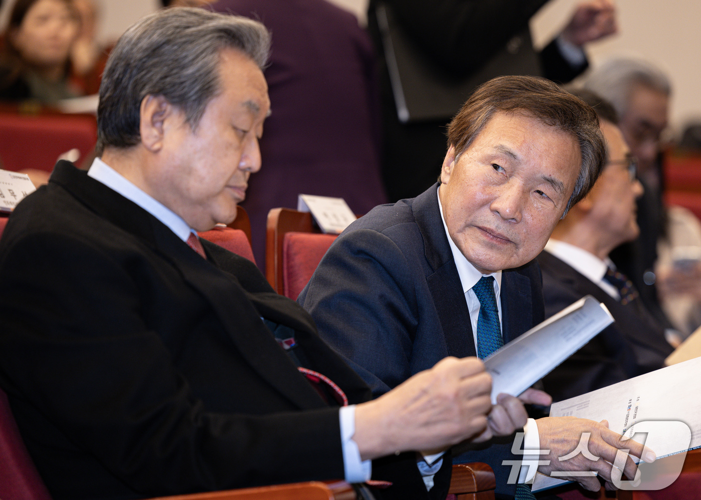 (서울=뉴스1) 이재명 기자 = 김무성, 손학규 전 의원이 6일 오후 서울 여의도 국회 도서관 강당에서 열린 분권형 권력구조 개헌 대토론회에 참석해 있다. 2025.3.6/뉴스1