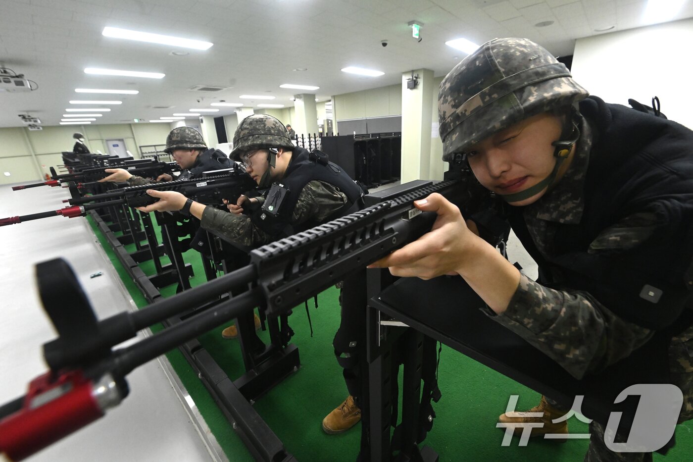 본문 이미지 - 육군 제51보병사단의 2025년 첫 예비군훈련이 실시된 6일 경기 화성시 수원·화성·오산과학화예비군훈련장에서 예비군들이 영상모의 사격, 시가지 전투 등 훈련을 받고 있다. 2025.3.6/뉴스1 ⓒ News1 경기사진공동취재단