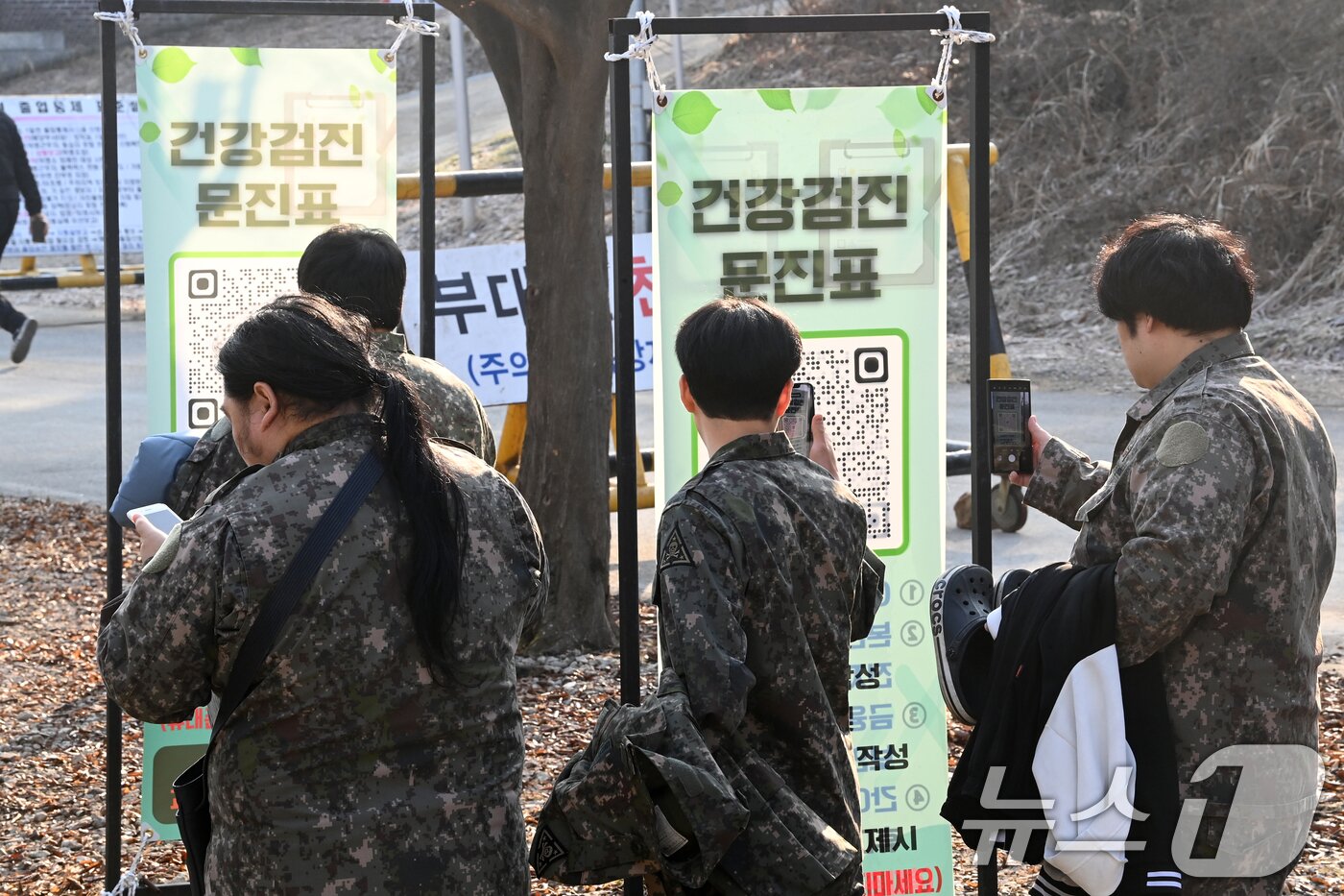 본문 이미지 - 육군 제51보병사단의 2025년 첫 예비군훈련이 실시된 6일 경기 화성시 수원·화성·오산과학화예비군훈련장에서 예비군들이 훈련장으로 들어가고 있다. 2025.3.6/뉴스1 ⓒ News1 경기사진공동취재단