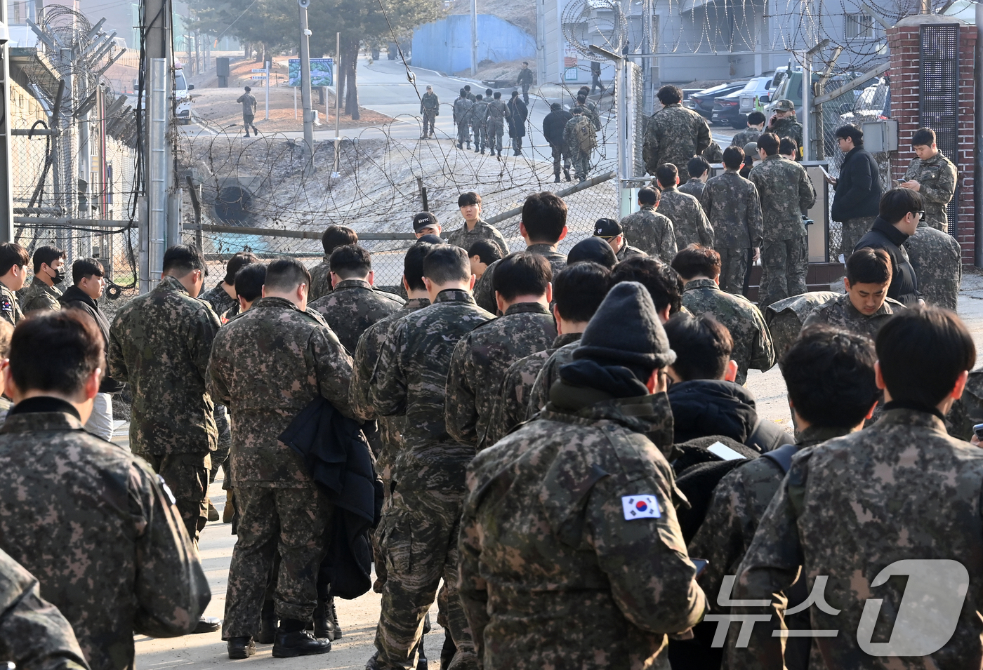 (화성=뉴스1) 경기사진공동취재단 = 육군 제51보병사단의 2025년 첫 예비군훈련이 실시된 6일 경기 화성시 수원·화성·오산과학화예비군훈련장에서 예비군들이 훈련장으로 들어가고 있 …