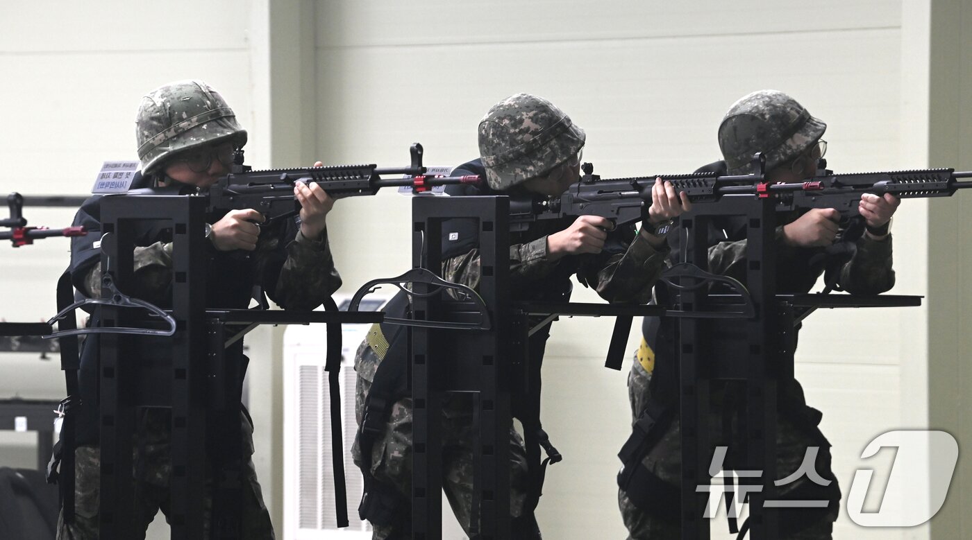 본문 이미지 - 육군 제51보병사단의 2025년 첫 예비군훈련이 실시된 6일 경기 화성시 수원·화성·오산과학화예비군훈련장에서 예비군들이 영상모의 사격, 시가지 전투 등 훈련을 받고 있다. 2025.3.6/뉴스1 ⓒ News1 경기사진공동취재단