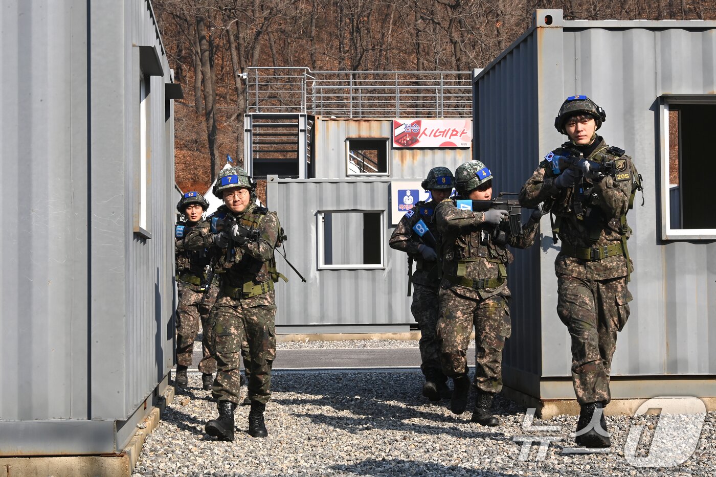 본문 이미지 - 육군 제51보병사단의 2025년 첫 예비군훈련이 실시된 6일 경기 화성시 수원·화성·오산과학화예비군훈련장에서 예비군들이 영상모의 사격, 시가지 전투 등 훈련을 받고 있다. 2025.3.6/뉴스1 ⓒ News1 경기사진공동취재단