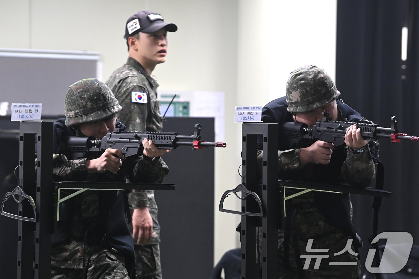 본문 이미지 - 육군 제51보병사단의 2025년 첫 예비군훈련이 실시된 6일 경기 화성시 수원·화성·오산과학화예비군훈련장에서 예비군들이 영상모의 사격, 시가지 전투 등 훈련을 받고 있다. 2025.3.6/뉴스1 ⓒ News1 경기사진공동취재단
