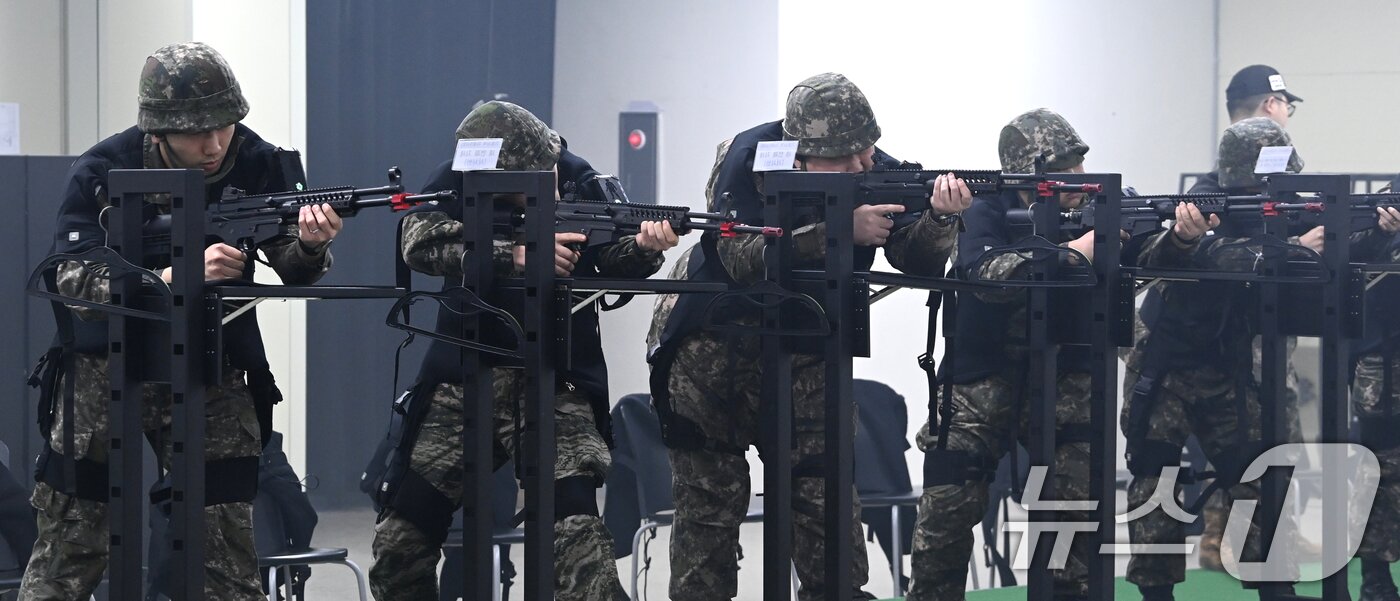 본문 이미지 - 육군 제51보병사단의 2025년 첫 예비군훈련이 실시된 6일 경기 화성시 수원·화성·오산과학화예비군훈련장에서 예비군들이 영상모의 사격, 시가지 전투 등 훈련을 받고 있다. 2025.3.6/뉴스1 ⓒ News1 경기사진공동취재단