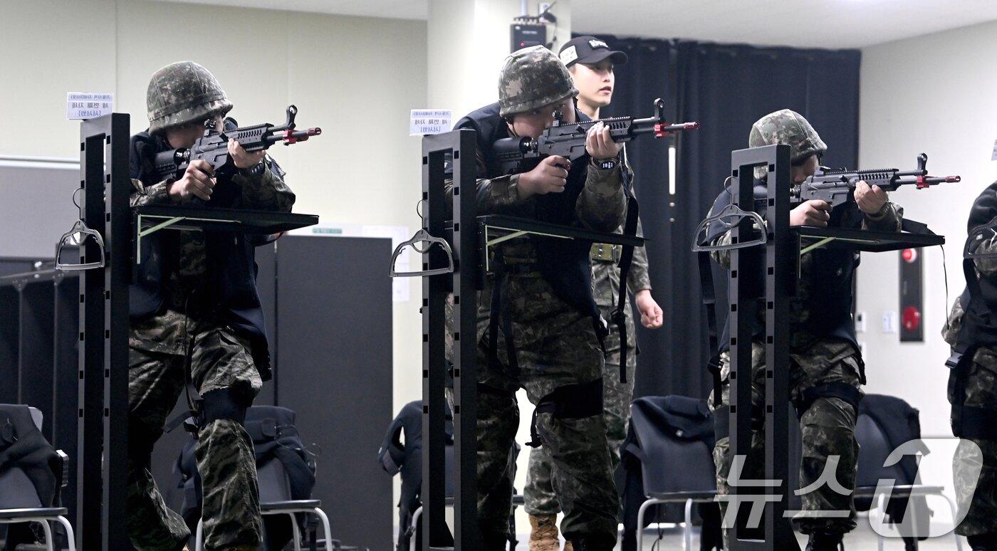 본문 이미지 - 육군 제51보병사단의 2025년 첫 예비군훈련이 실시된 6일 경기 화성시 수원·화성·오산과학화예비군훈련장에서 예비군들이 영상모의 사격, 시가지 전투 등 훈련을 받고 있다. 2025.3.6/뉴스1 ⓒ News1 경기사진공동취재단