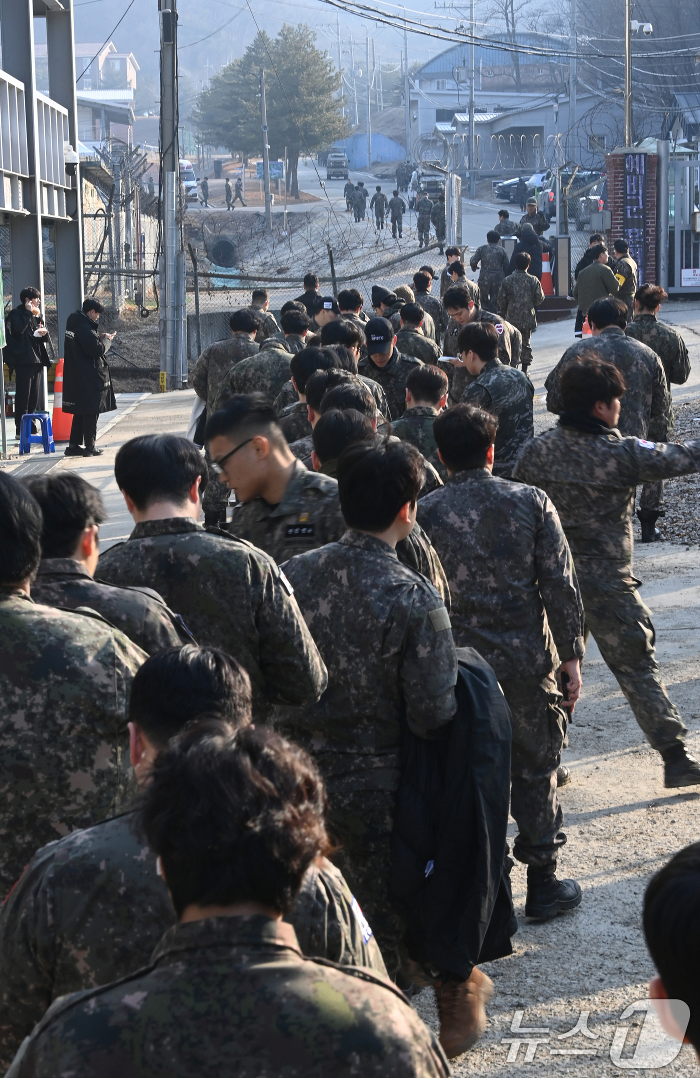 (화성=뉴스1) 경기사진공동취재단 = 육군 제51보병사단의 2025년 첫 예비군훈련이 실시된 6일 경기 화성시 수원·화성·오산과학화예비군훈련장에서 예비군들이 훈련장으로 들어가고 있 …