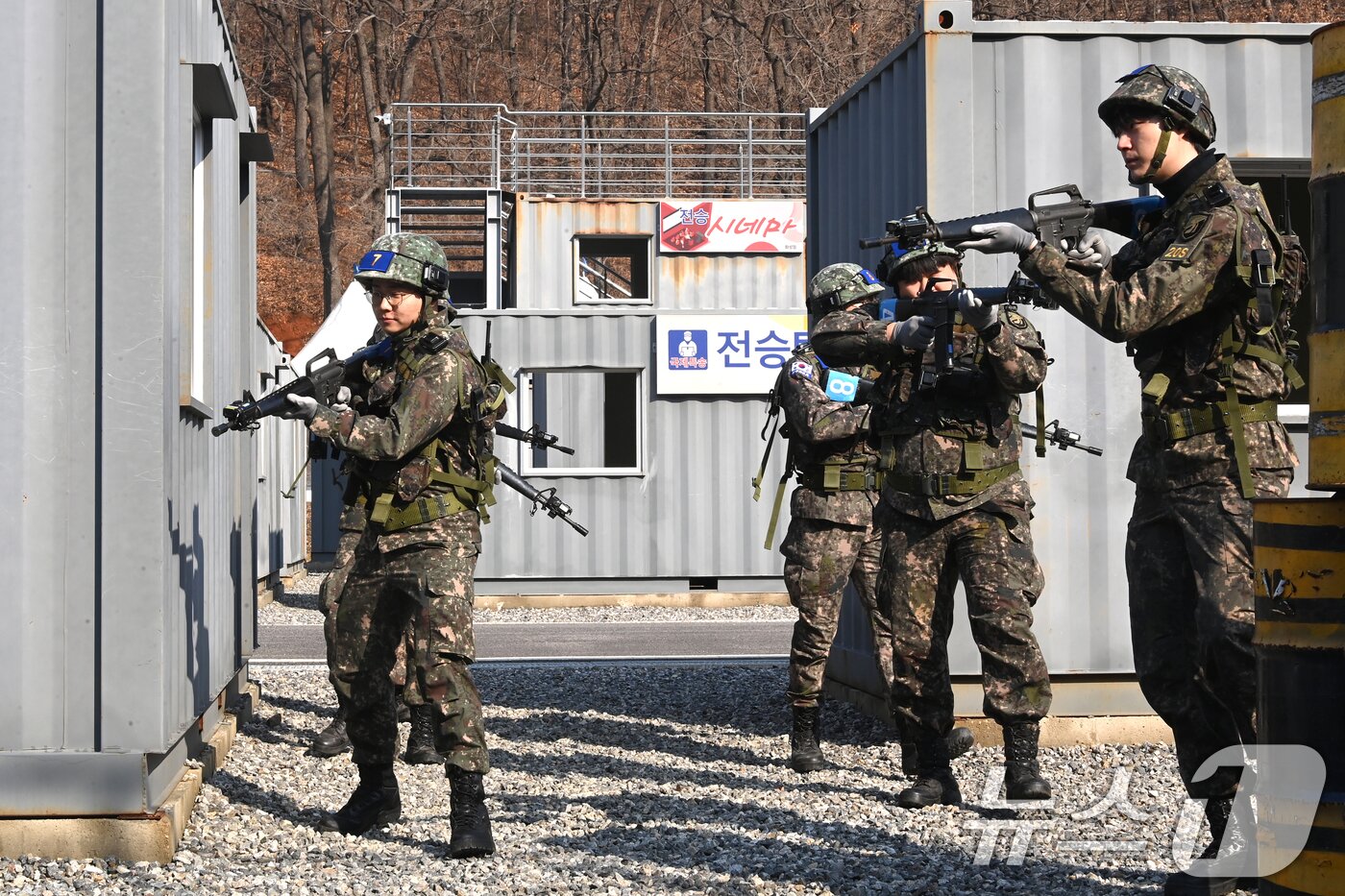 본문 이미지 - 육군 제51보병사단의 2025년 첫 예비군훈련이 실시된 6일 경기 화성시 수원·화성·오산과학화예비군훈련장에서 예비군들이 영상모의 사격, 시가지 전투 등 훈련을 받고 있다. 2025.3.6/뉴스1 ⓒ News1 경기사진공동취재단