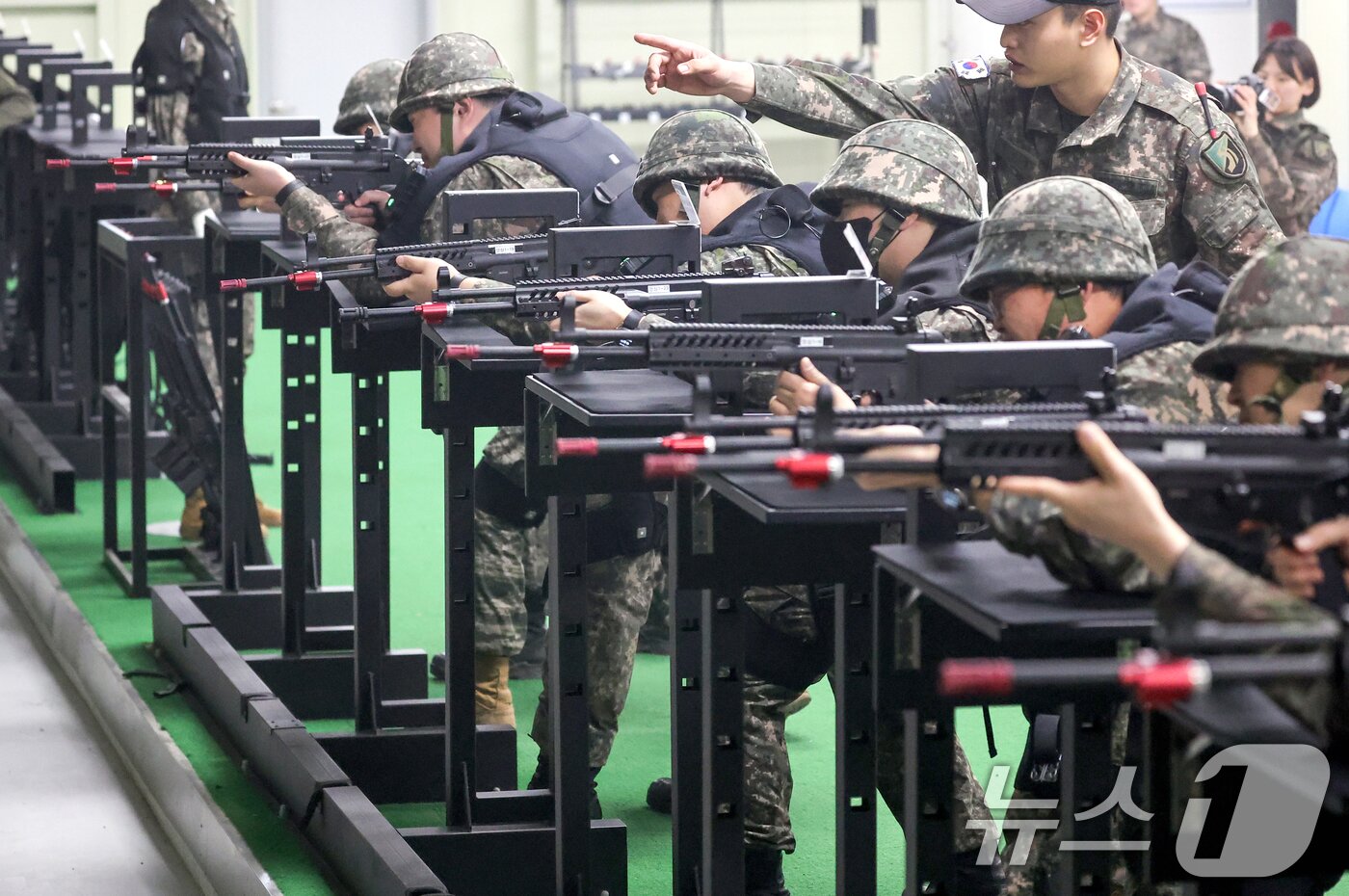 본문 이미지 - 육군 제51보병사단의 2025년 첫 예비군훈련이 실시된 6일 경기 화성시 수원·화성·오산과학화예비군훈련장에서 예비군들이 영상모의 사격, 시가지 전투 등 훈련을 받고 있다. 2025.3.6/뉴스1 ⓒ News1 경기사진공동취재단