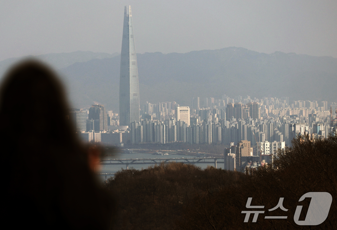 (서울=뉴스1) 오대일 기자 = 토지거래허가구역 해제 이후 서울 지역의 집값 상승 흐름이 뚜렷한 가운데 서울 아파트 가격이 5주 연속 상승했다.6일 한국부동산원이 발표한 주간 아파 …