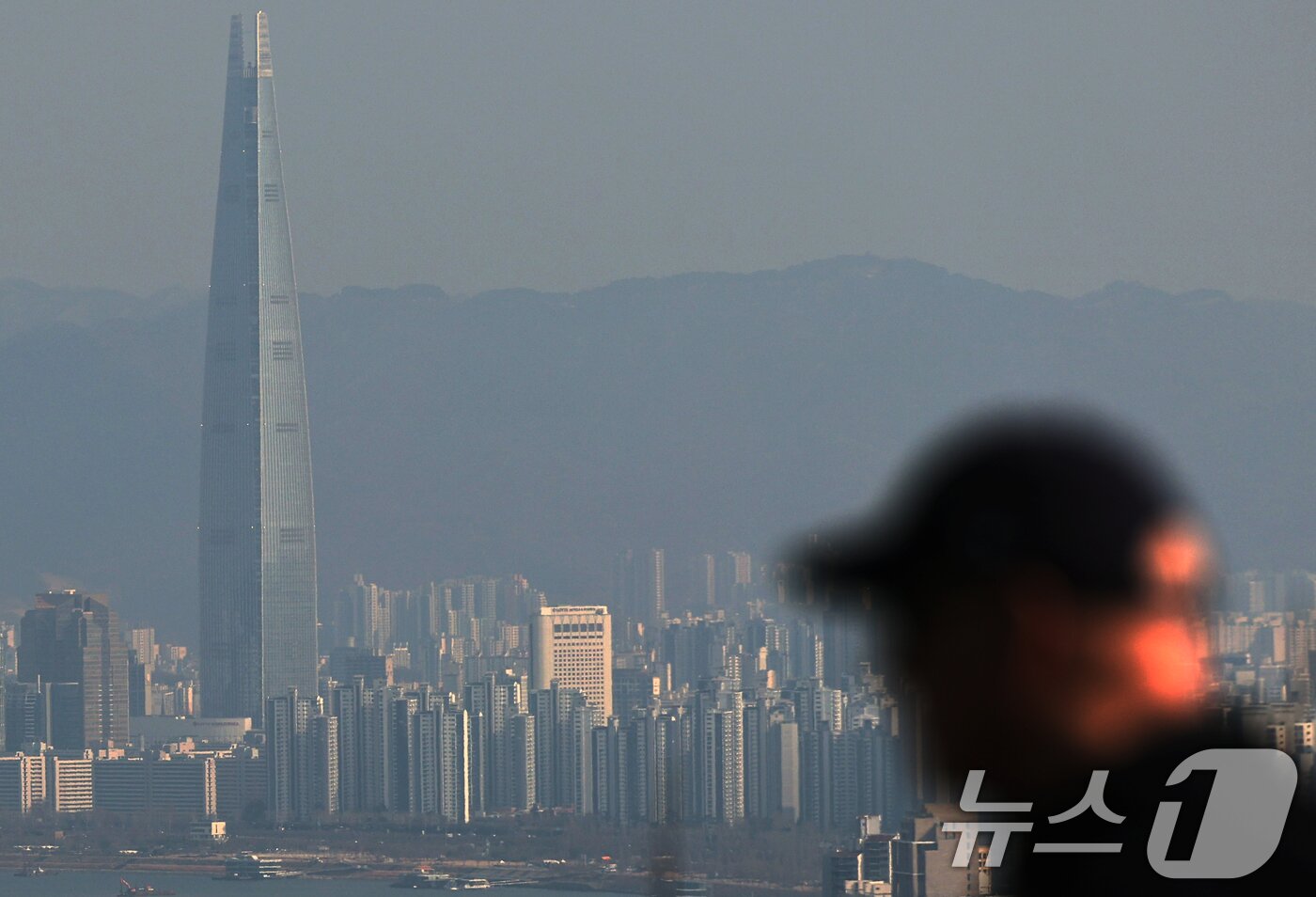 본문 이미지 - 남산에서 바라본 서울 송파구 아파트 단지 모습. 2025.3.6/뉴스1 ⓒ News1 오대일 기자