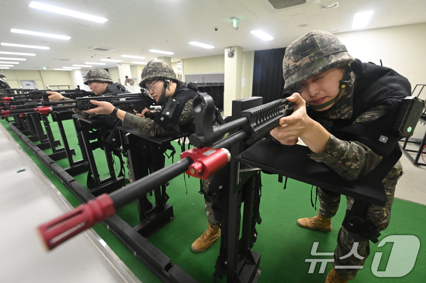 (화성=뉴스1) 경기사진공동취재단 = 육군 제51보병사단의 2025년 첫 예비군훈련이 실시된 6일 경기 화성시 수원·화성·오산과학화예비군훈련장에서 예비군들이 영상모의 사격, 시가지 …