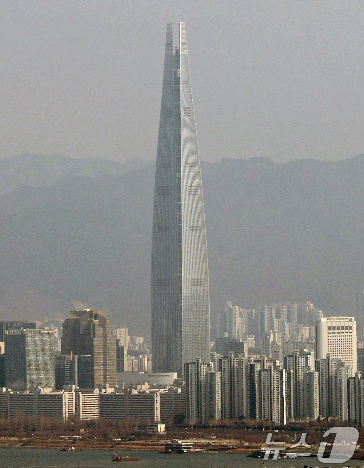 (서울=뉴스1) 오대일 기자 = 토지거래허가구역 해제 이후 서울 지역의 집값 상승 흐름이 뚜렷한 가운데 서울 아파트 가격이 5주 연속 상승했다.6일 한국부동산원이 발표한 주간 아파 …