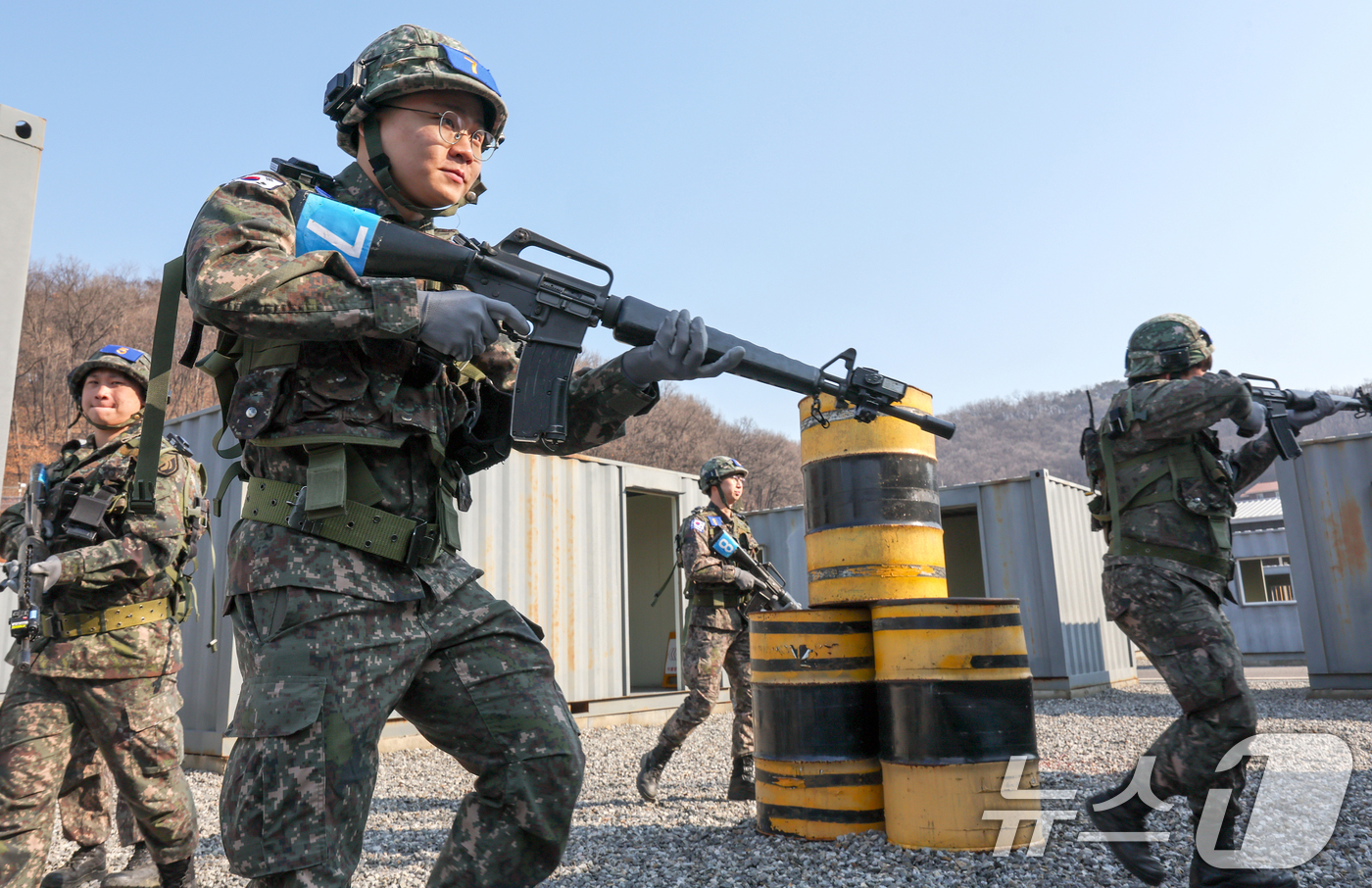 (화성=뉴스1) 경기사진공동취재단 = 육군 제51보병사단의 2025년 첫 예비군훈련이 실시된 6일 경기 화성시 수원·화성·오산과학화예비군훈련장에서 예비군들이 영상모의 사격, 시가지 …