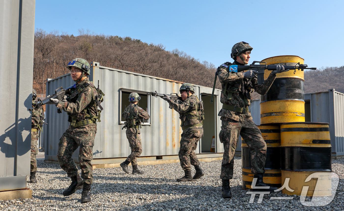 (화성=뉴스1) 경기사진공동취재단 = 육군 제51보병사단의 2025년 첫 예비군훈련이 실시된 6일 경기 화성시 수원·화성·오산과학화예비군훈련장에서 예비군들이 영상모의 사격, 시가지 …