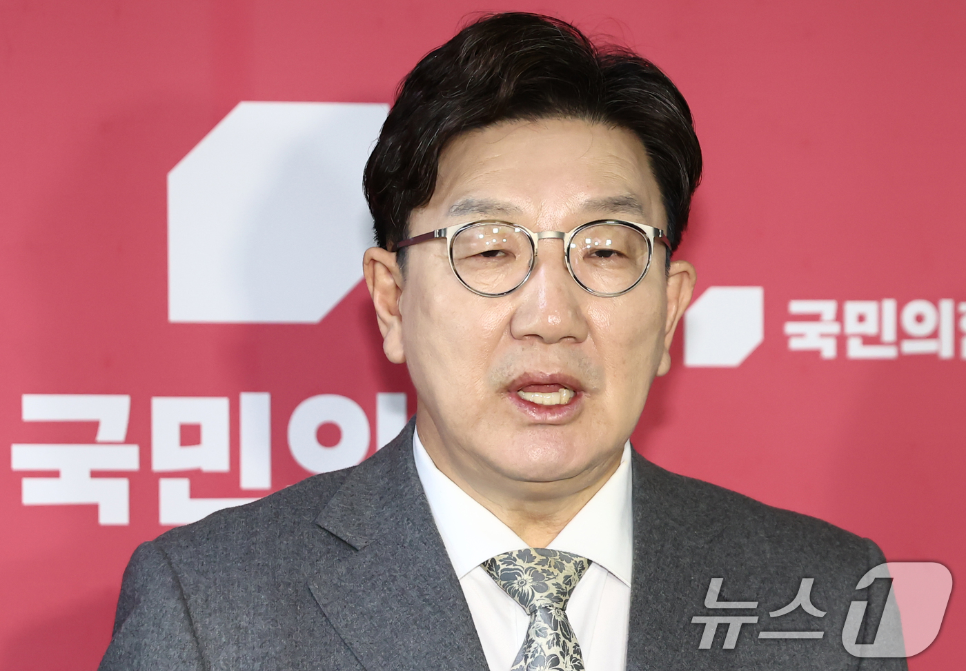 (서울=뉴스1) 김민지 기자 = 권성동 국민의힘 원내대표가 6일 오후 서울 여의도 국회에서 의료인력 수급 관련 브리핑을 하고 있다. 2025.3.6/뉴스1