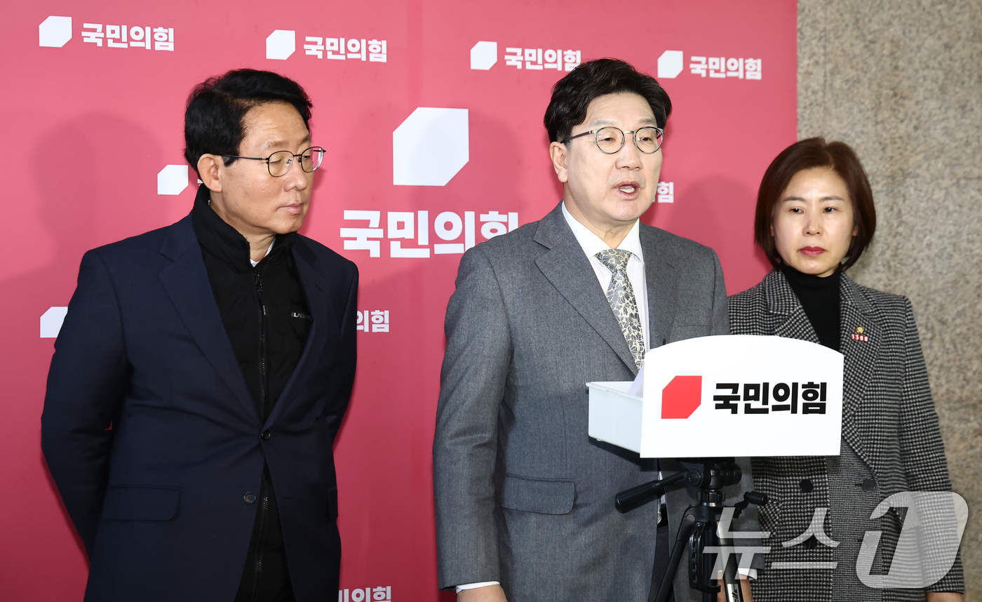 (서울=뉴스1) 김민지 기자 = 권성동 국민의힘 원내대표가 6일 오후 서울 여의도 국회에서 의료인력 수급 관련 브리핑을 하고 있다. 2025.3.6/뉴스1