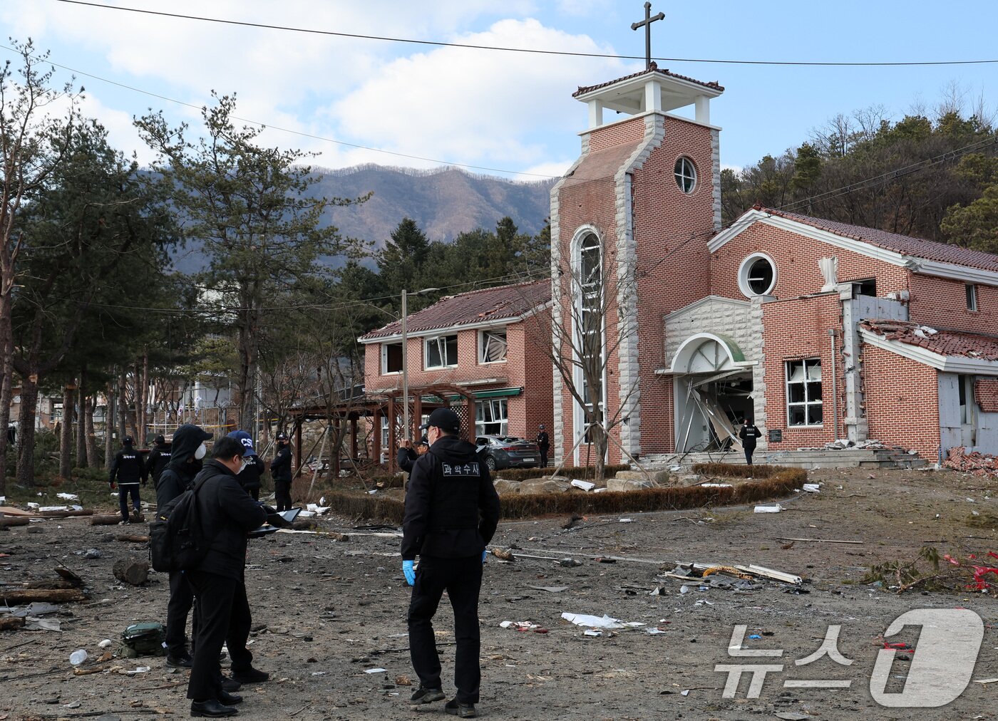 본문 이미지 - 한미 연합훈련 도중 전투기의 폭탄이 민가에 떨어지는 오폭 사고가 발생한 6일 오후 경기 포천시 이동면 노곡리에서 과학수사대가 현장을 살펴보고 있다. (공동취재) 2025.3.6/뉴스1 ⓒ News1 이동해 기자