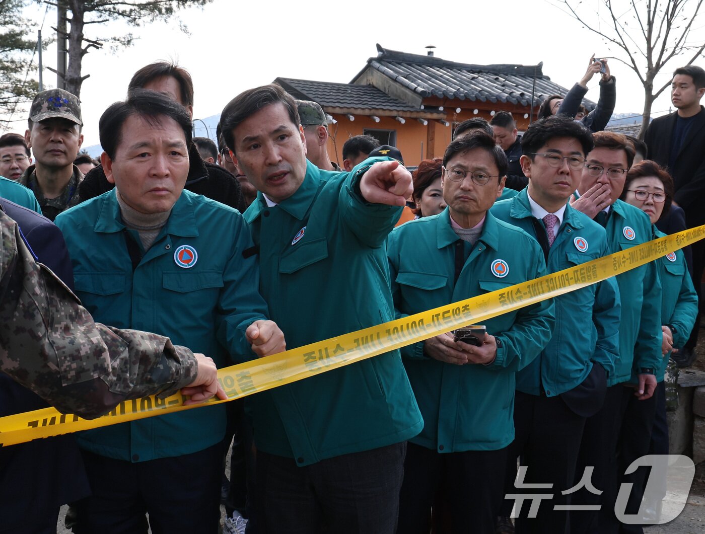 본문 이미지 - 성일종 국회 국방위원장과 김선호 국방부 장관 직무대행이 6일 오후 경기 포천시 이동면 노곡리 포탄 사고 현장을 살펴보고 있다. (공동취재) 2025.3.6/뉴스1 ⓒ News1 이동해 기자